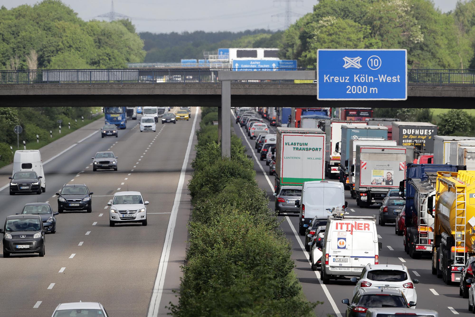 Stau auf der Autobahn A4 zwischen Klettenberg und Autobahnkreuz Köln West.