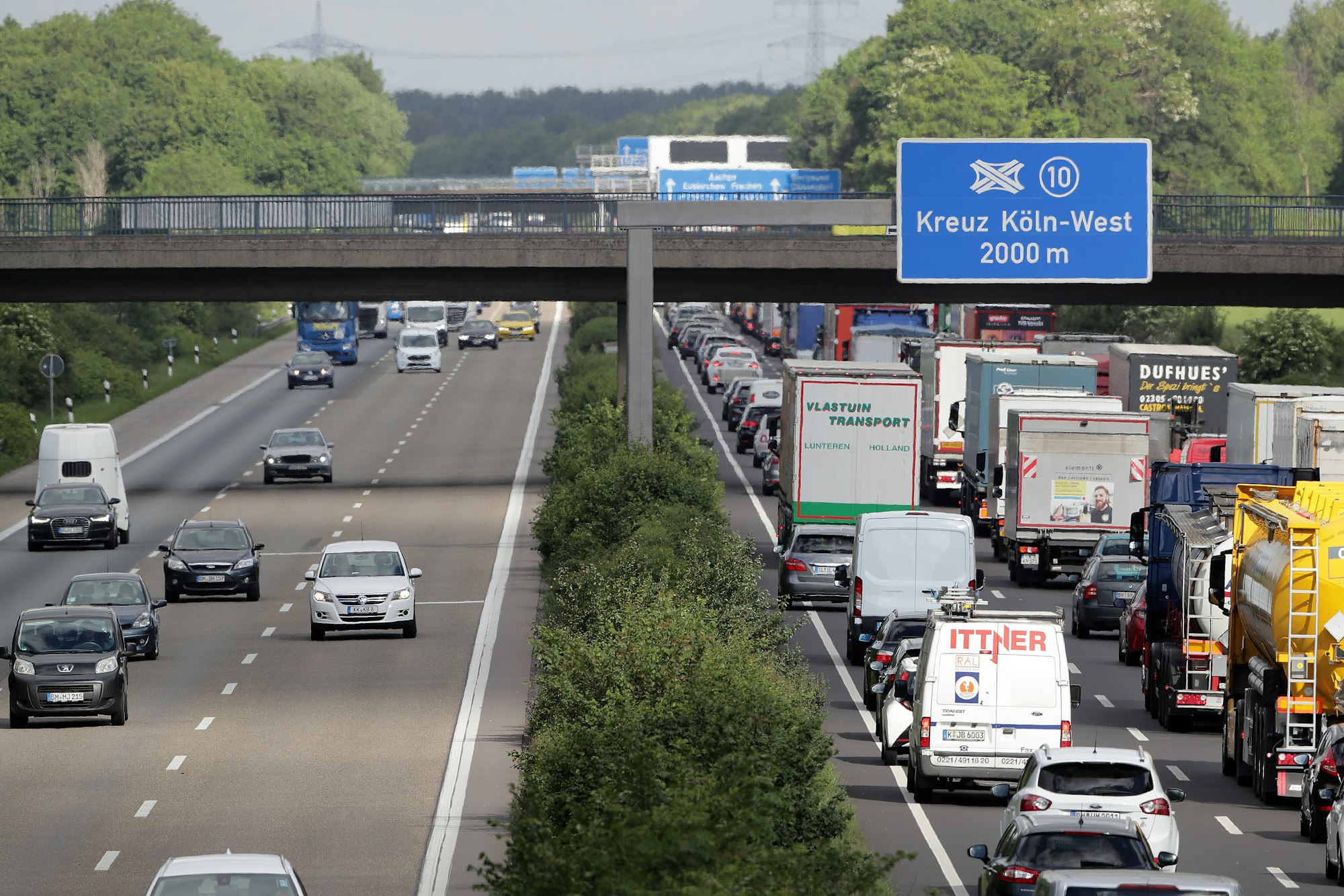 Stau auf der Autobahn A4 zwischen Klettenberg und Autobahnkreuz Köln West.