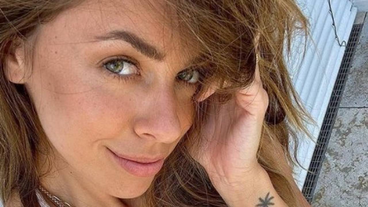 Vanessa Mai posiert mit der Hand an der Wange für ein Selfie.