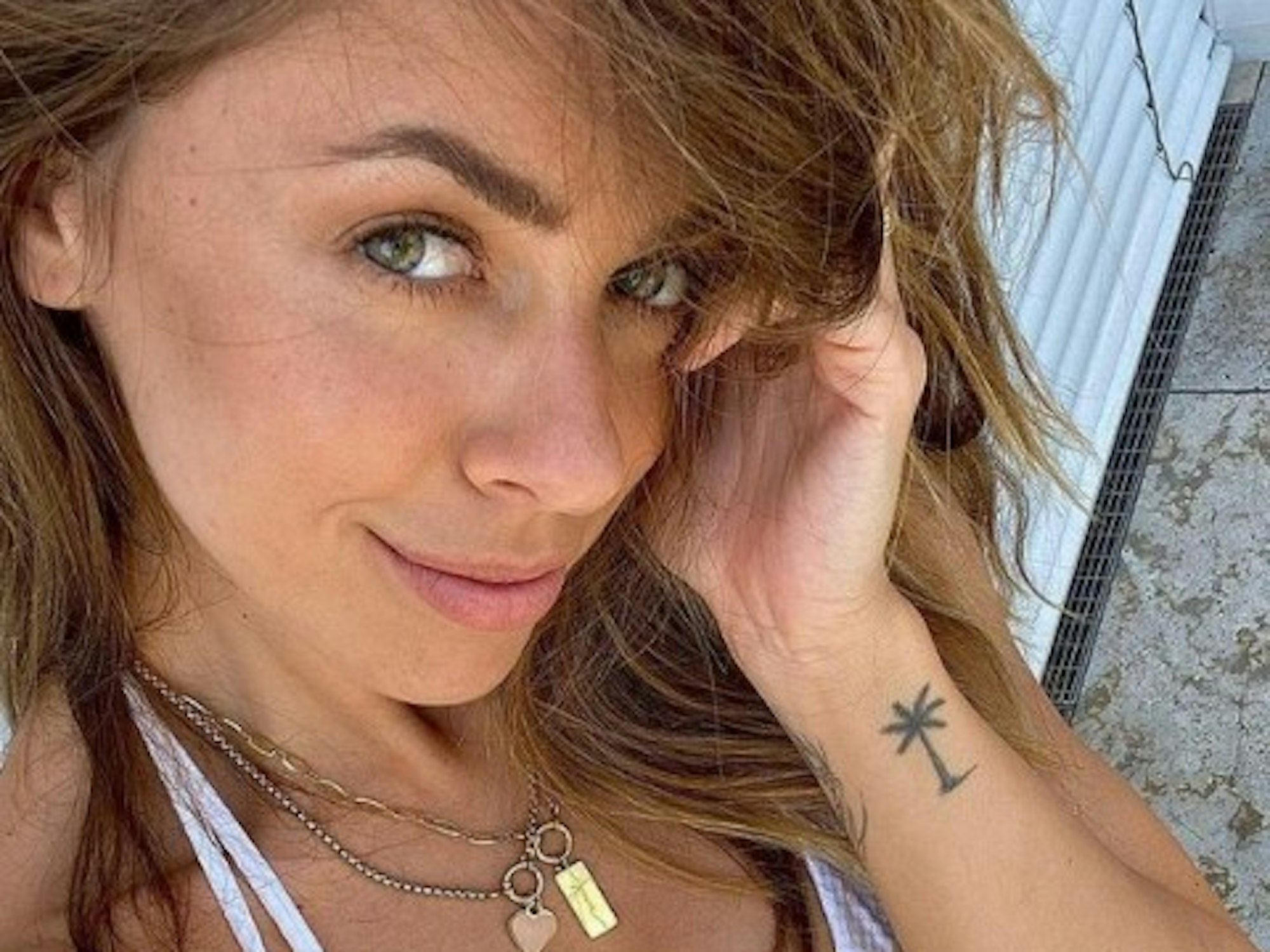 Vanessa Mai posiert mit der Hand an der Wange für ein Selfie.