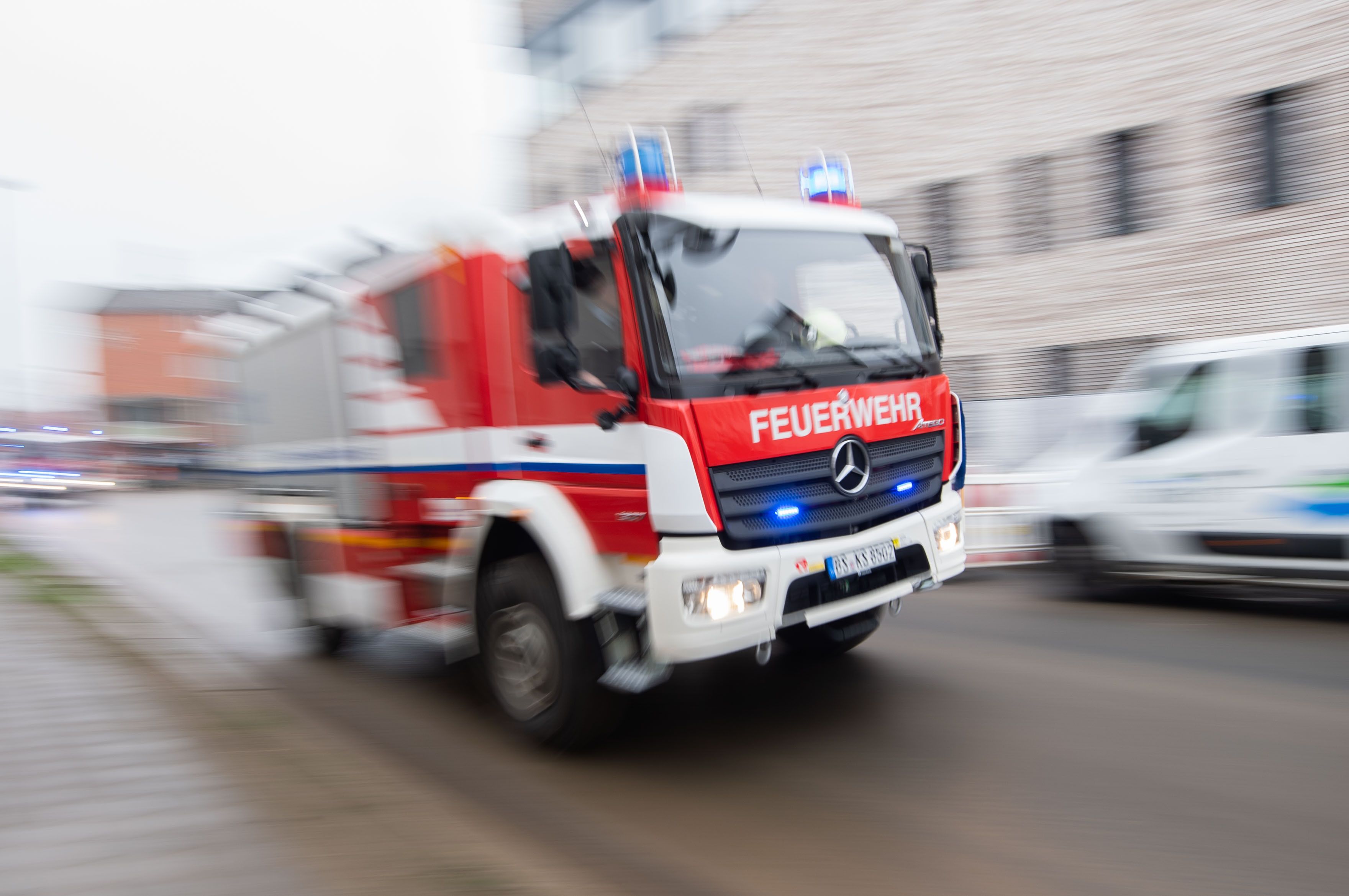 Ein Feuerwehrauto eilt mit eingeschaltetem Blaulicht zu einem Einsatz.