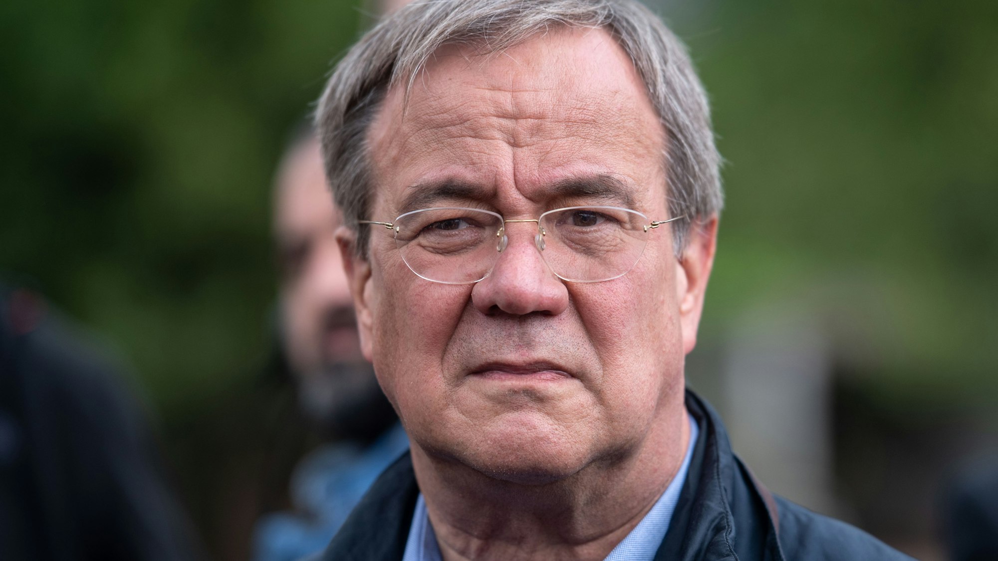 Armin Laschet, Ministerpräsident von Nordrhein-Westfalen besucht im Rahmen einer Reise in die Hochwassergebiete die Pappenfabrik Nierfeld.