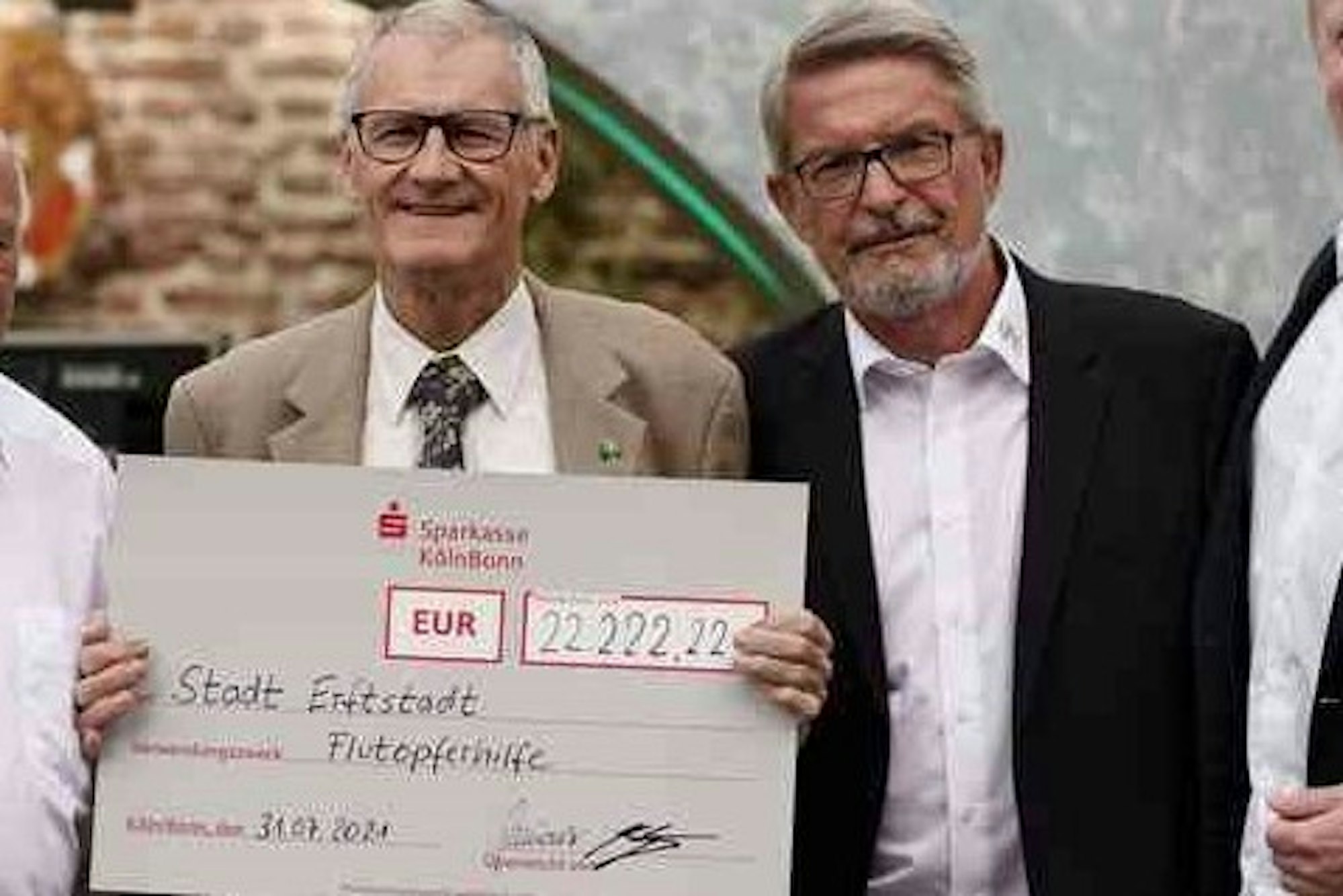 Die Rezag-Husaren spendeten 22.222,22 Euro an Erftstadts Bürgermeister Franz Holtz.