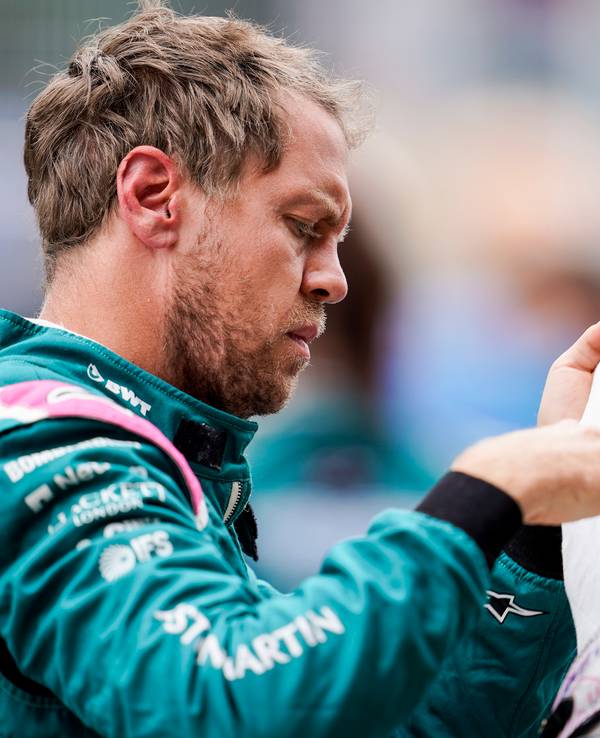 Der deutsche Fahrer Sebastian Vettel vom Team Aston Martin bereitet sich vor dem Start auf das in Spanien Rennen vor.