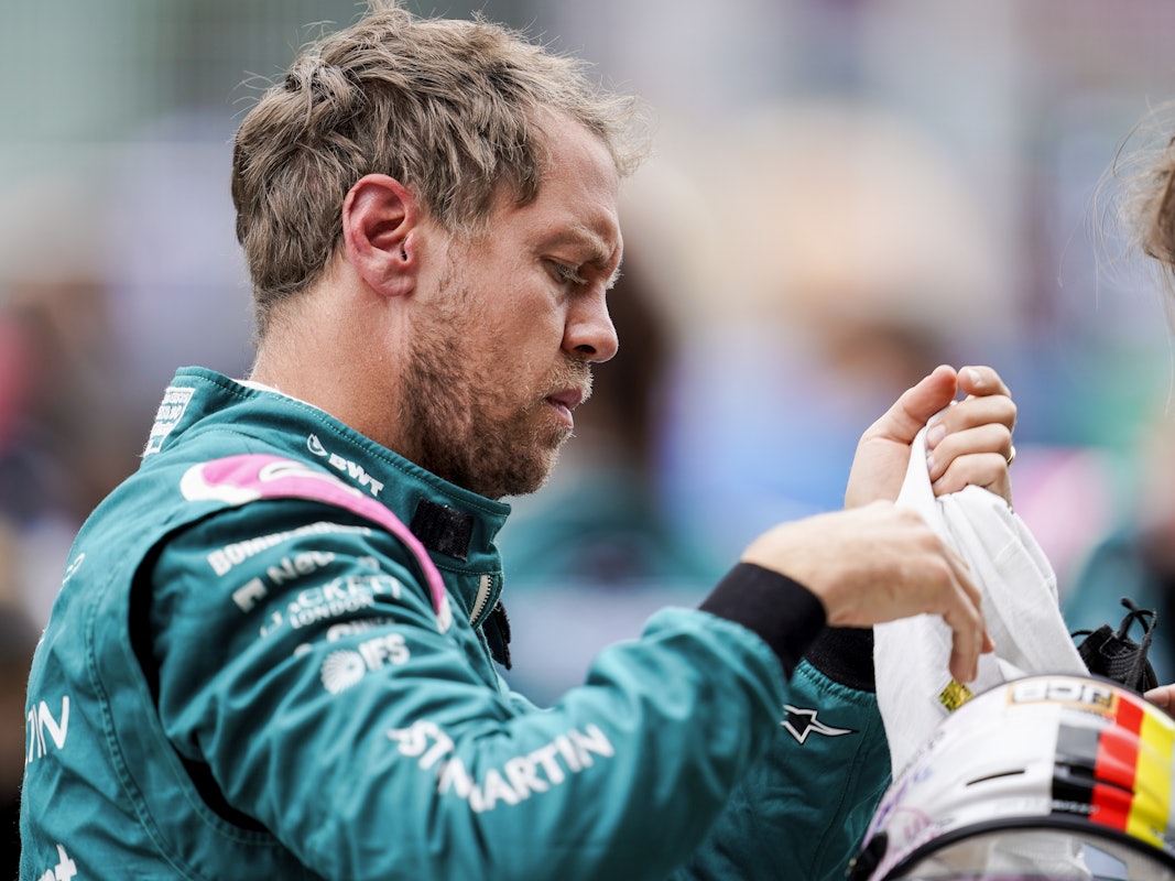 Motorsport: Formel-1-Weltmeisterschaft, Großer Preis von Spanien. Der deutsche Fahrer Sebastian Vettel vom Team Aston Martin bereitet sich vor dem Start auf das Rennen vor.
