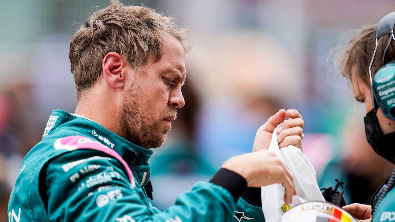 Der deutsche Fahrer Sebastian Vettel vom Team Aston Martin bereitet sich vor dem Start auf das in Spanien Rennen vor.