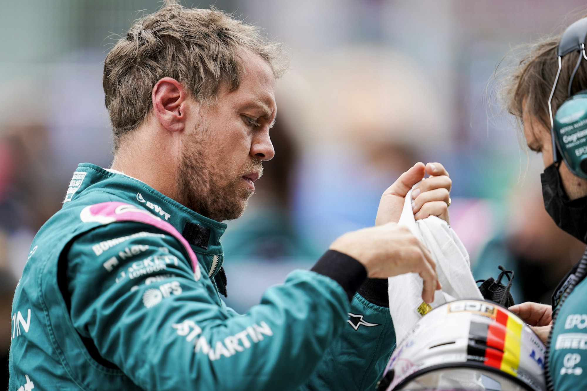 Motorsport: Formel-1-Weltmeisterschaft, Großer Preis von Spanien. Der deutsche Fahrer Sebastian Vettel vom Team Aston Martin bereitet sich vor dem Start auf das Rennen vor.
