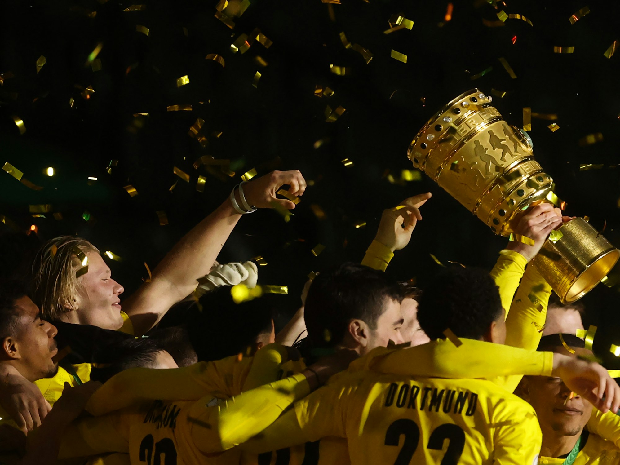 Dortmunds Spieler feiern ihren Sieg mit dem DFB-Pokal.