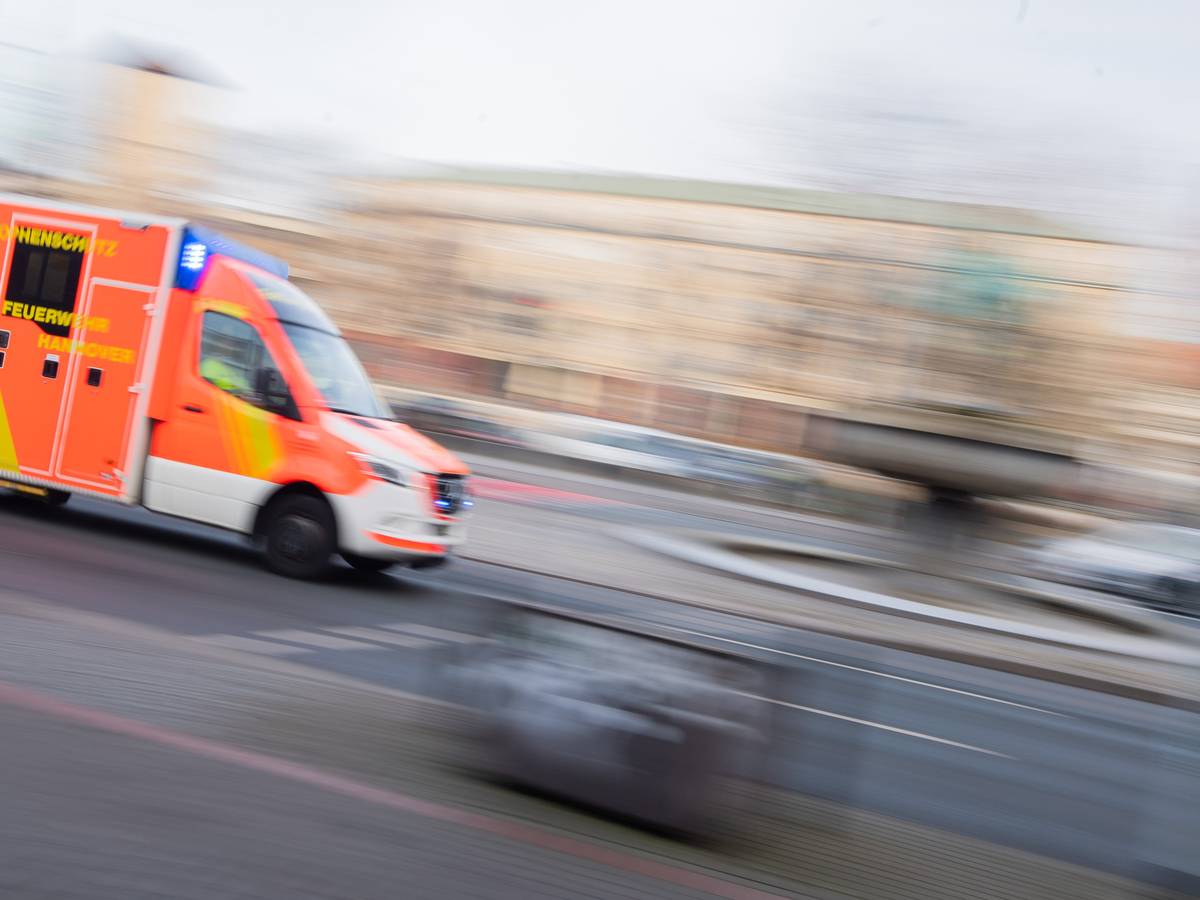 Ein Rettungswagen der Feuerwehr Hannover fährt mit Blaulicht durch die Innenstadt.
