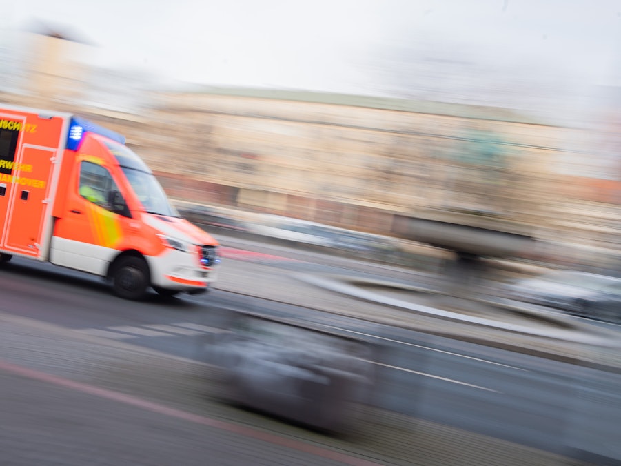 Ein Rettungswagen der Feuerwehr Hannover fährt mit Blaulicht durch die Innenstadt.