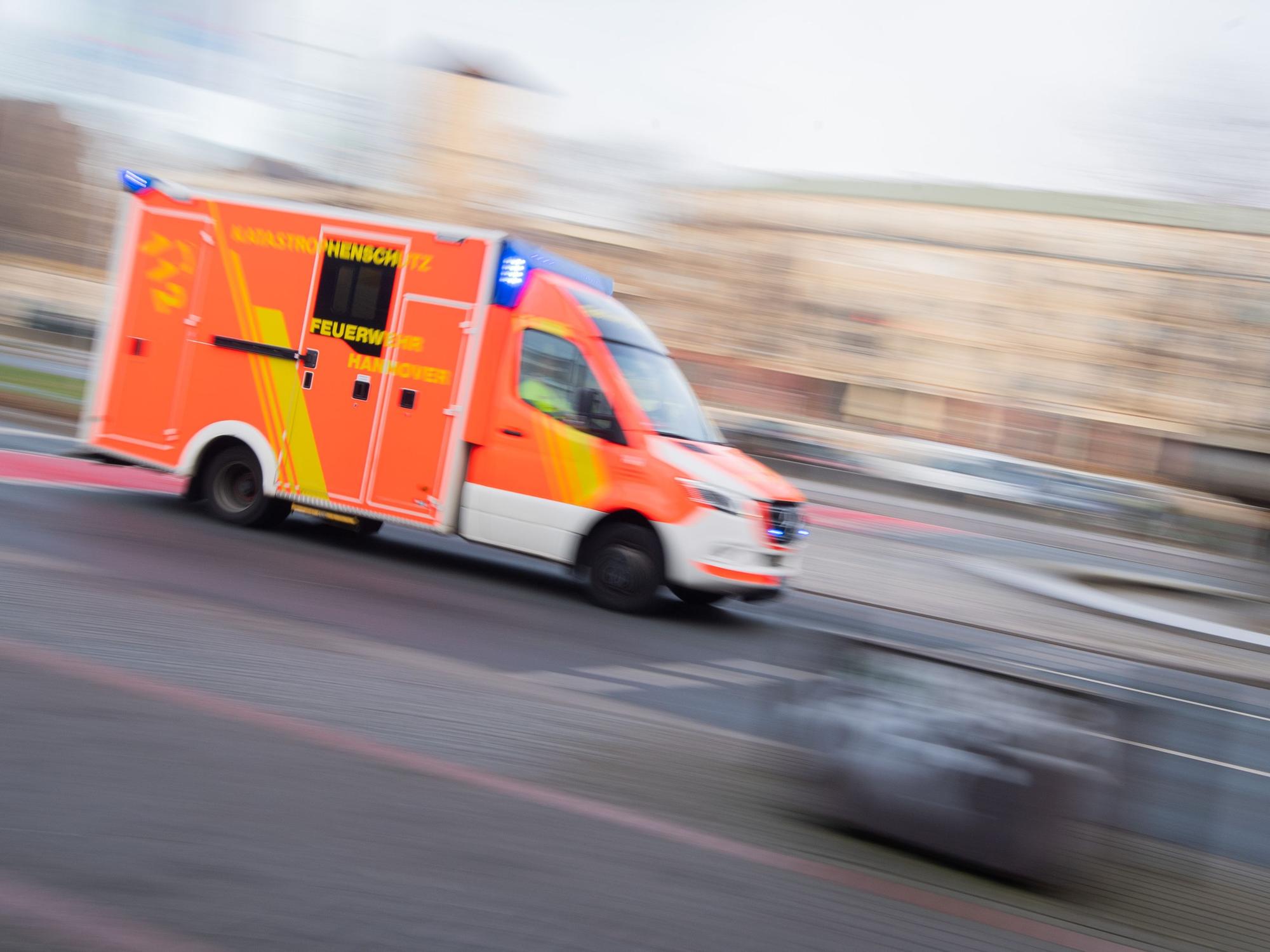 Ein Rettungswagen der Feuerwehr Hannover fährt mit Blaulicht durch die Innenstadt.