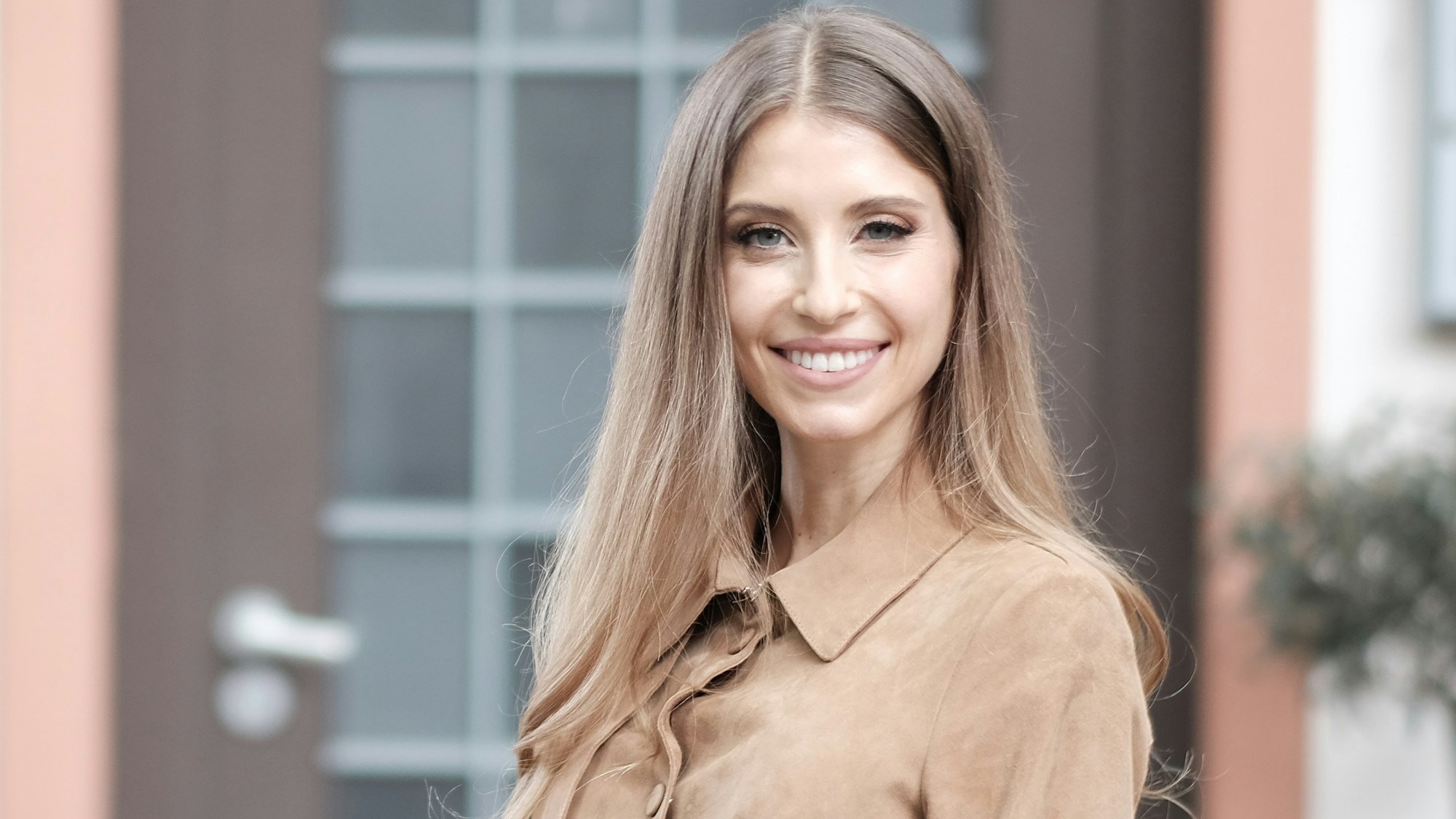 Cathy Hummels lächelt bei einem Fototermin in den MMC Studios in Köln Ossendorf in die Kamera