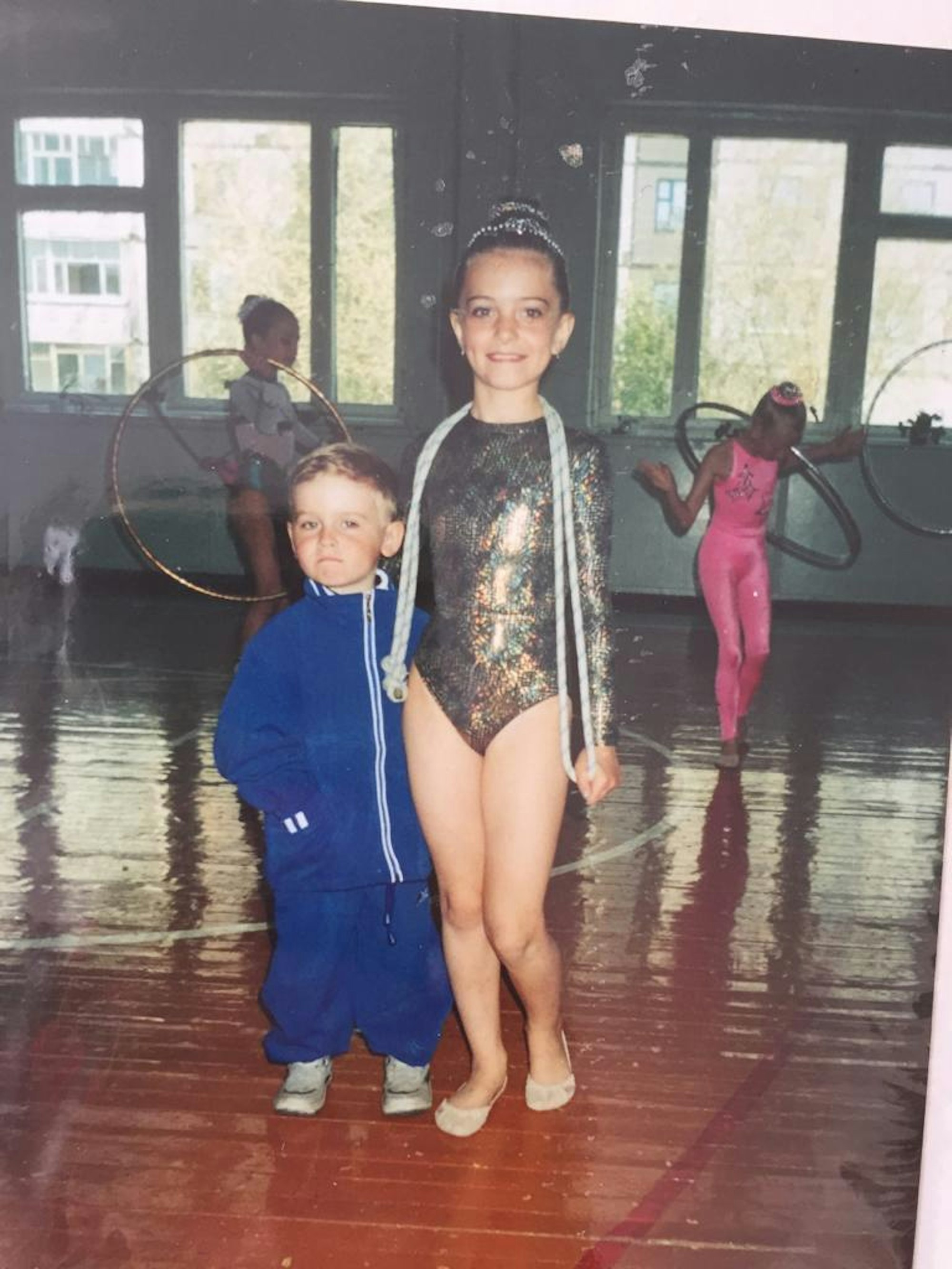 Jenny Wiens (r.), steht als Kind mit einem anderen Kind in einer Turnhalle.