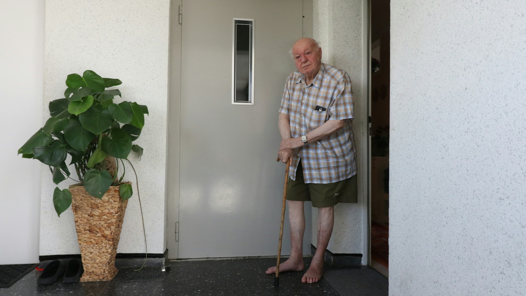 Roland Görner steht vor dem defekten Aufzug.