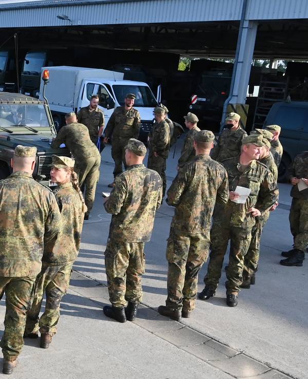 Ein Ex-Soldat hat im Hochwassergebiet von Ahrweiler Befehle erteilt. Pioniere der Bundeswehr werden vor der Abfahrt in das Hochwassergebiet eingewiesen.