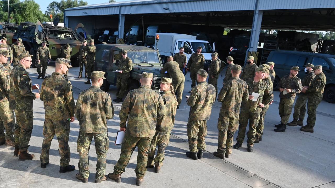 Ein Ex-Soldat hat im Hochwassergebiet von Ahrweiler Befehle erteilt. Pioniere der Bundeswehr werden vor der Abfahrt in das Hochwassergebiet eingewiesen.