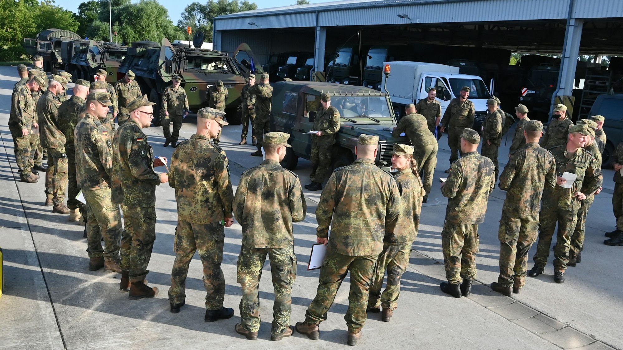 Ein Ex-Soldat hat im Hochwassergebiet von Ahrweiler Befehle erteilt. Pioniere der Bundeswehr werden vor der Abfahrt in das Hochwassergebiet eingewiesen.