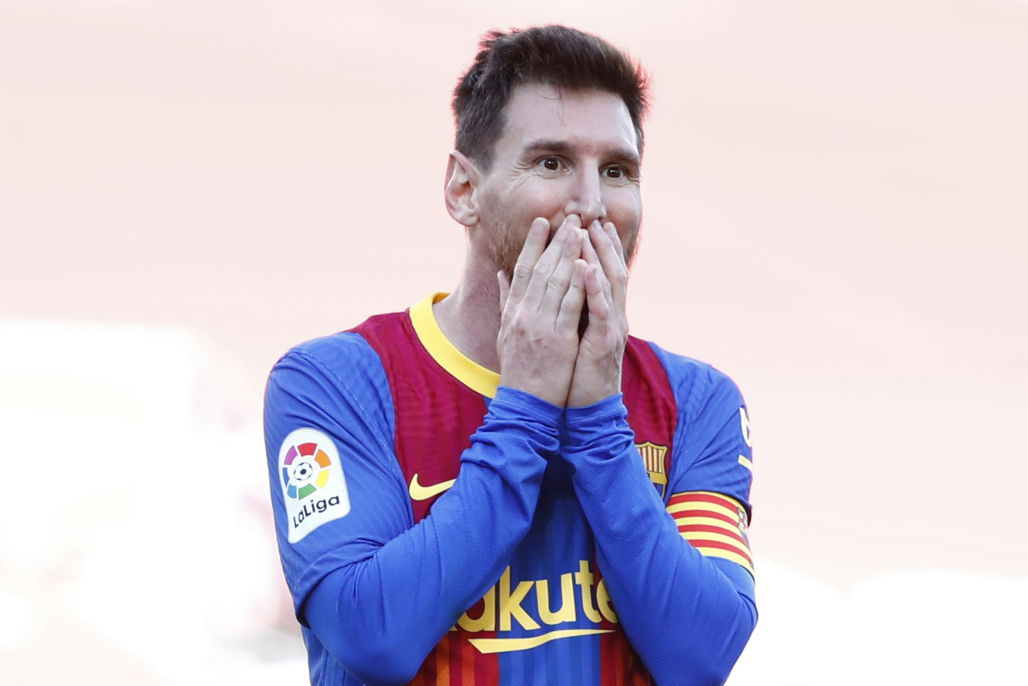 Barcelonas Lionel Messi reagiert auf eine verpasste Torchance.