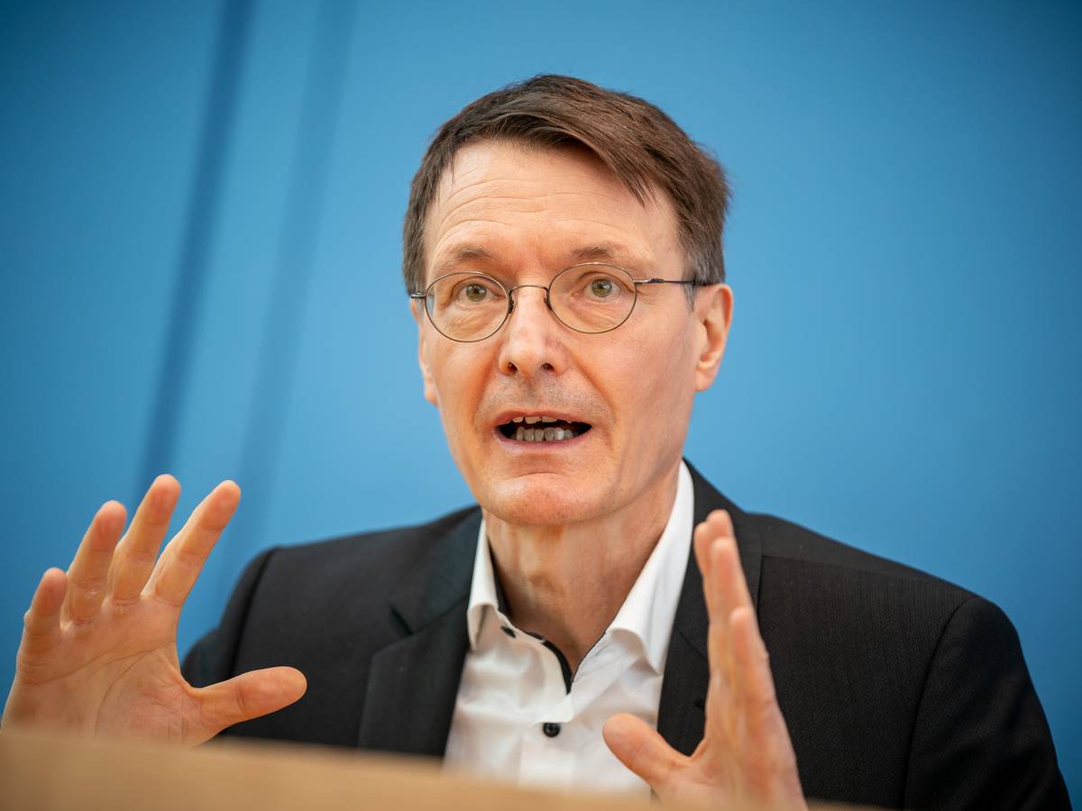 Karl Lauterbach, hier auf einer Coronavirus-Pressekonferenz im März 2021, hat sich zum 1. FC Köln und dem Kölner Karneval unter Corona-Bedingungen geäußert.