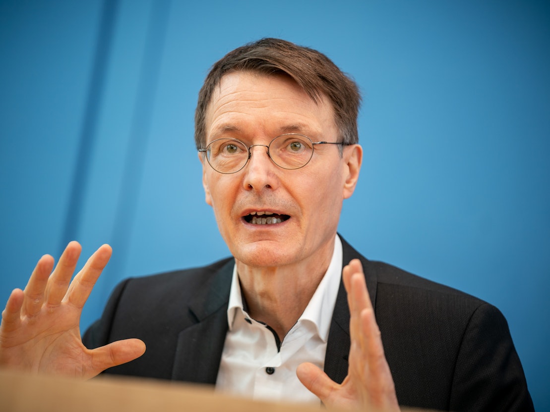 Karl Lauterbach, hier auf einer Coronavirus-Pressekonferenz im März 2021, hat sich zum 1. FC Köln und dem Kölner Karneval unter Corona-Bedingungen geäußert.