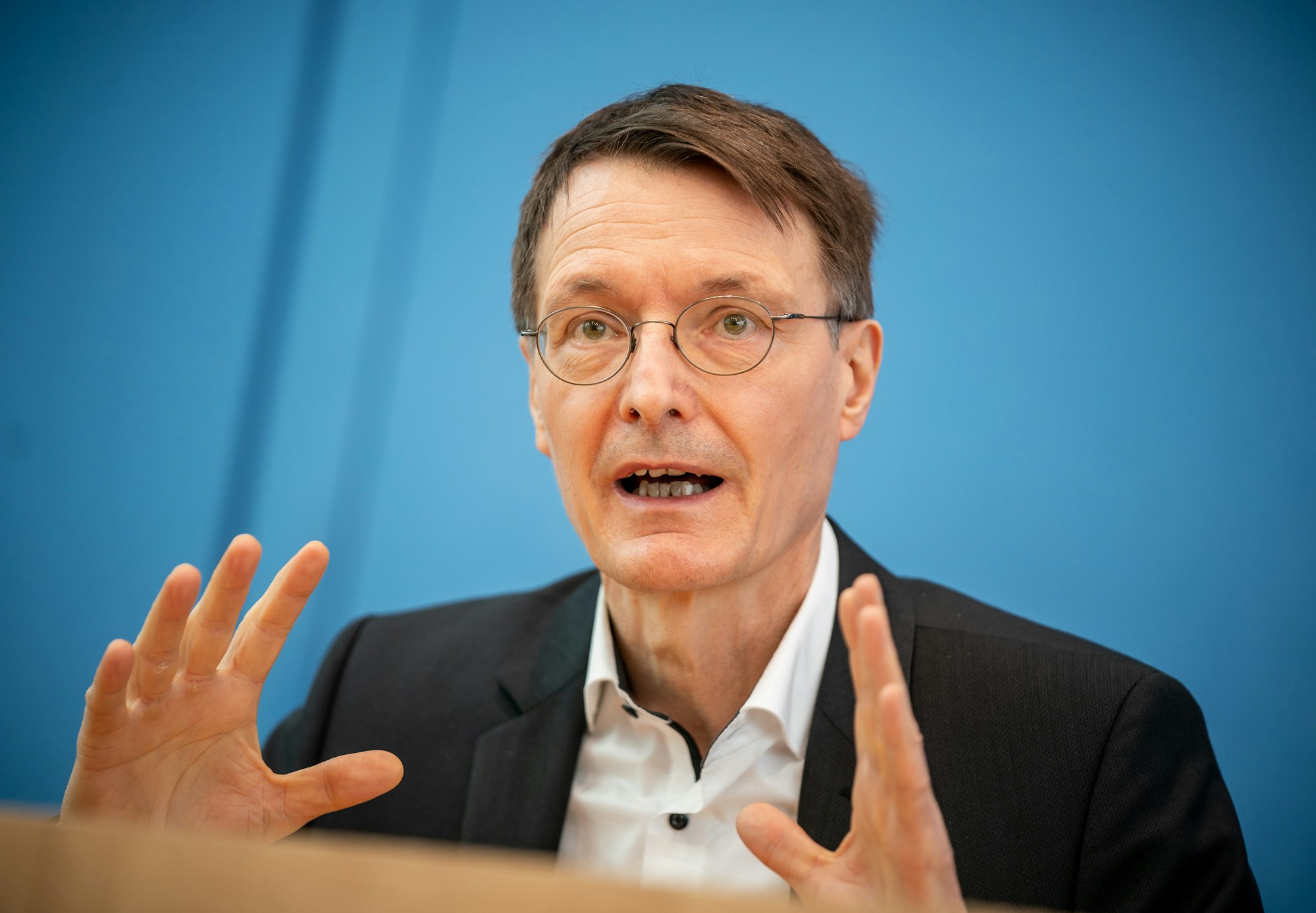 Karl Lauterbach, hier auf einer Coronavirus-Pressekonferenz im März 2021, hat sich zum 1. FC Köln und dem Kölner Karneval unter Corona-Bedingungen geäußert.
