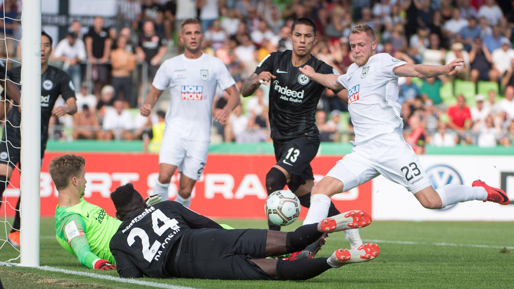Steffen Kienle (r.) trifft im Pokalspiel gegen Eintracht Frankfurt zum 1:0 für den SSV Ulm.