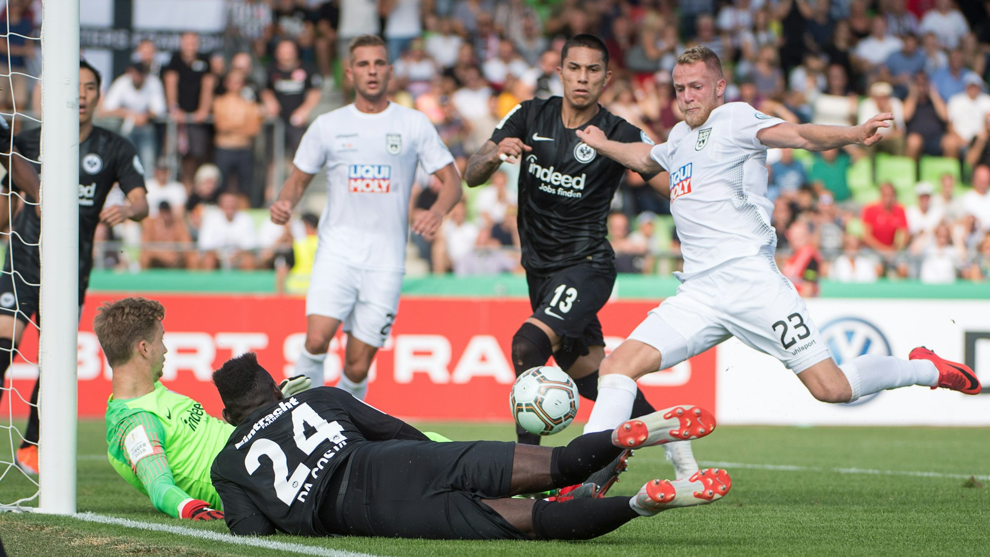 Steffen Kienle (r.) trifft im Pokalspiel gegen Eintracht Frankfurt zum 1:0 für den SSV Ulm.