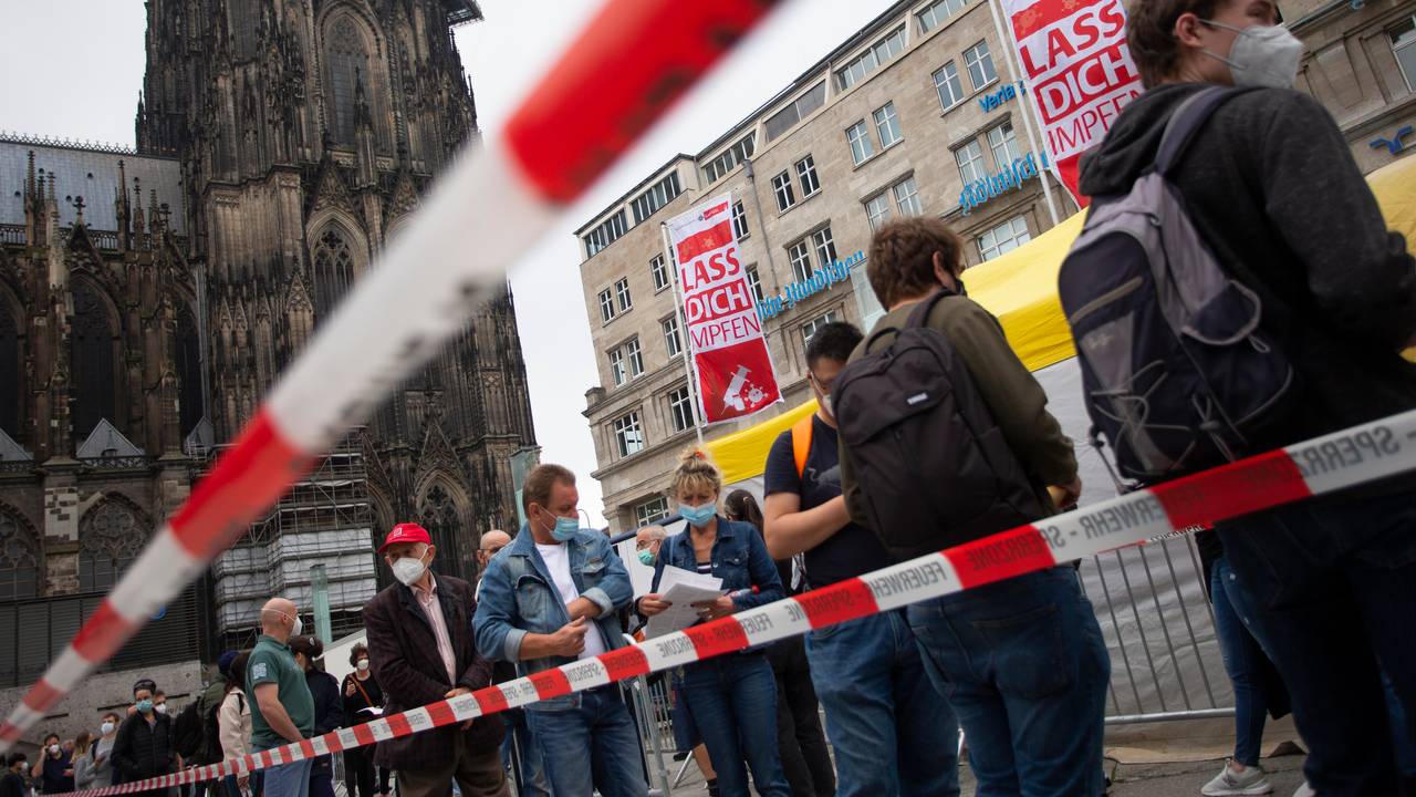Menschen stehen Schlange bei einer Corona-Impfaktion der Stadt Köln vor dem Hauptbahnhof und Kölner Dom.