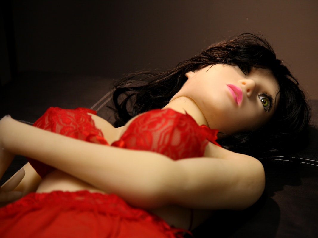 Eine weibliche Sexpuppe liegt in einem Zimmer des Sexpuppenbordells Unique Dolls.