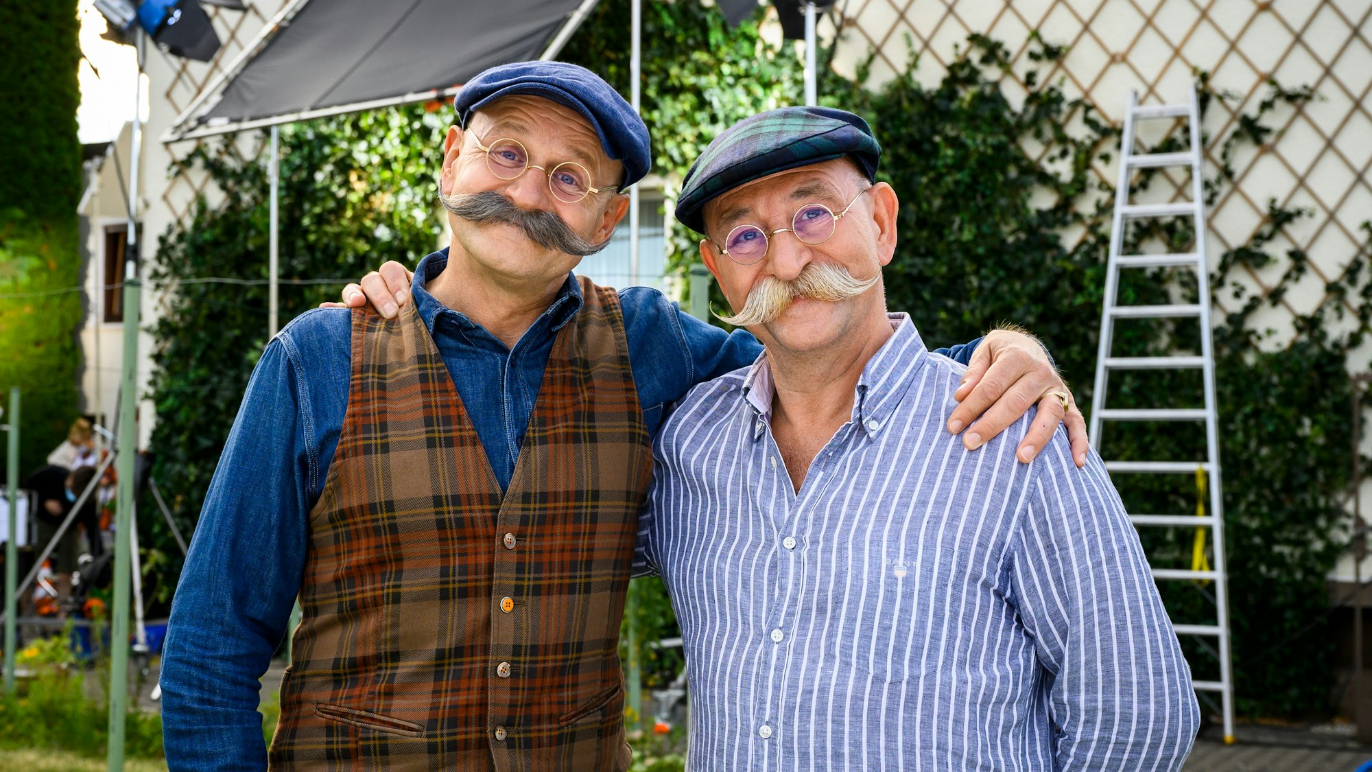 Horst Lichter (r.) besucht Schauspieler Oliver Stokowski (l.) am Set.