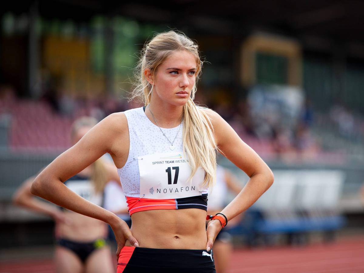 Alica Schmidt steht vor dem Start auf der Bahn