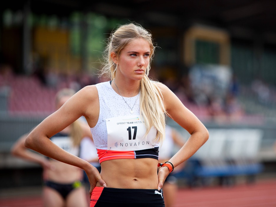Alica Schmidt steht vor dem Start auf der Bahn