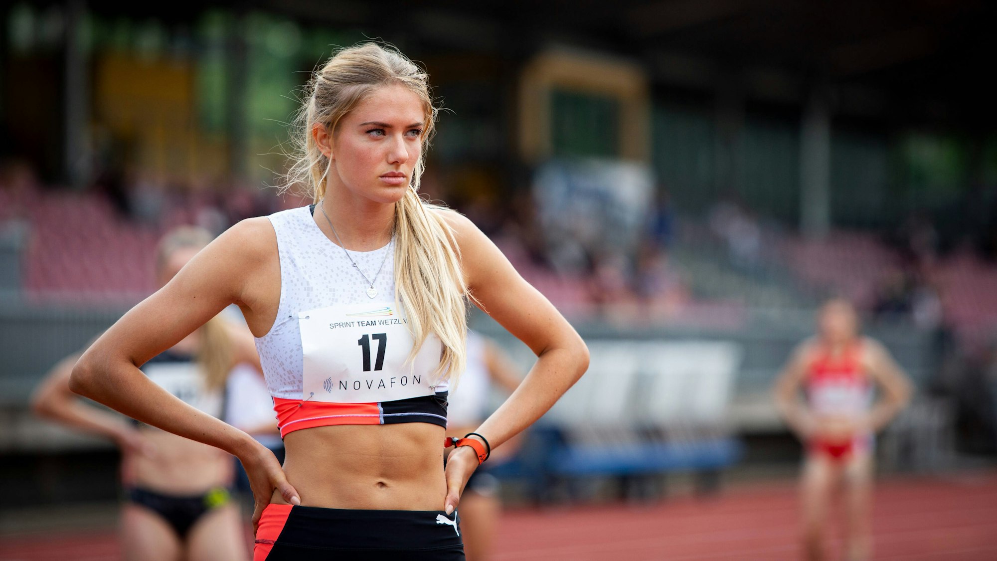 Alica Schmidt steht vor dem Start auf der Bahn