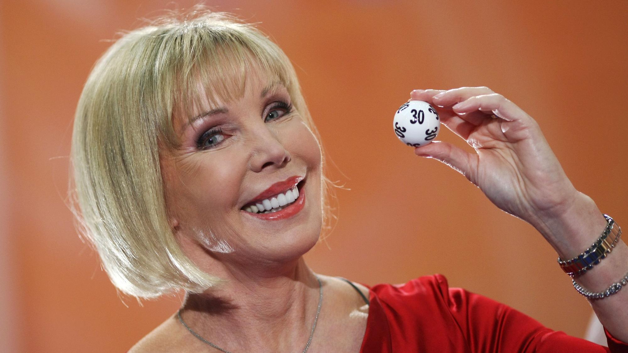 Lotto-Fee Heike Maurer posiert am 25. April 2012 im Sendezentrum des ZDF in Mainz mit der 30. Lottokugel.Das Mittwochslotto feierte sein 30-jähriges Bestehen im ZDF.