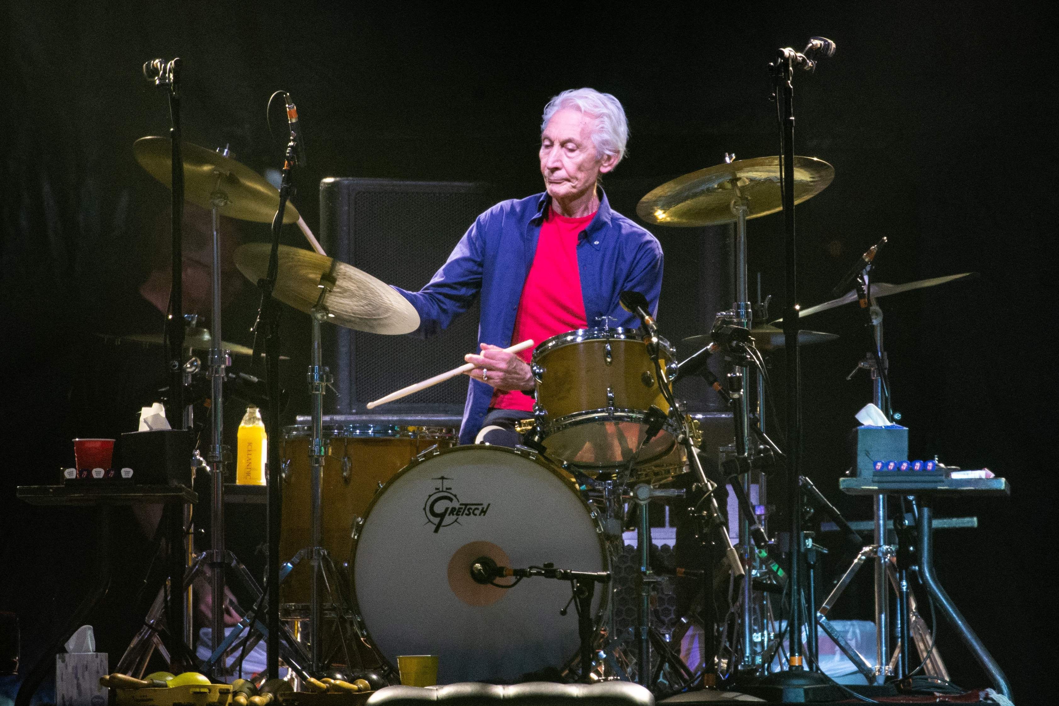 Rolling-Stones-Schlagzeuger Charlie Watts spielt bei der „No Filter“-Tour im Juli 2019 in Houston, Texas.