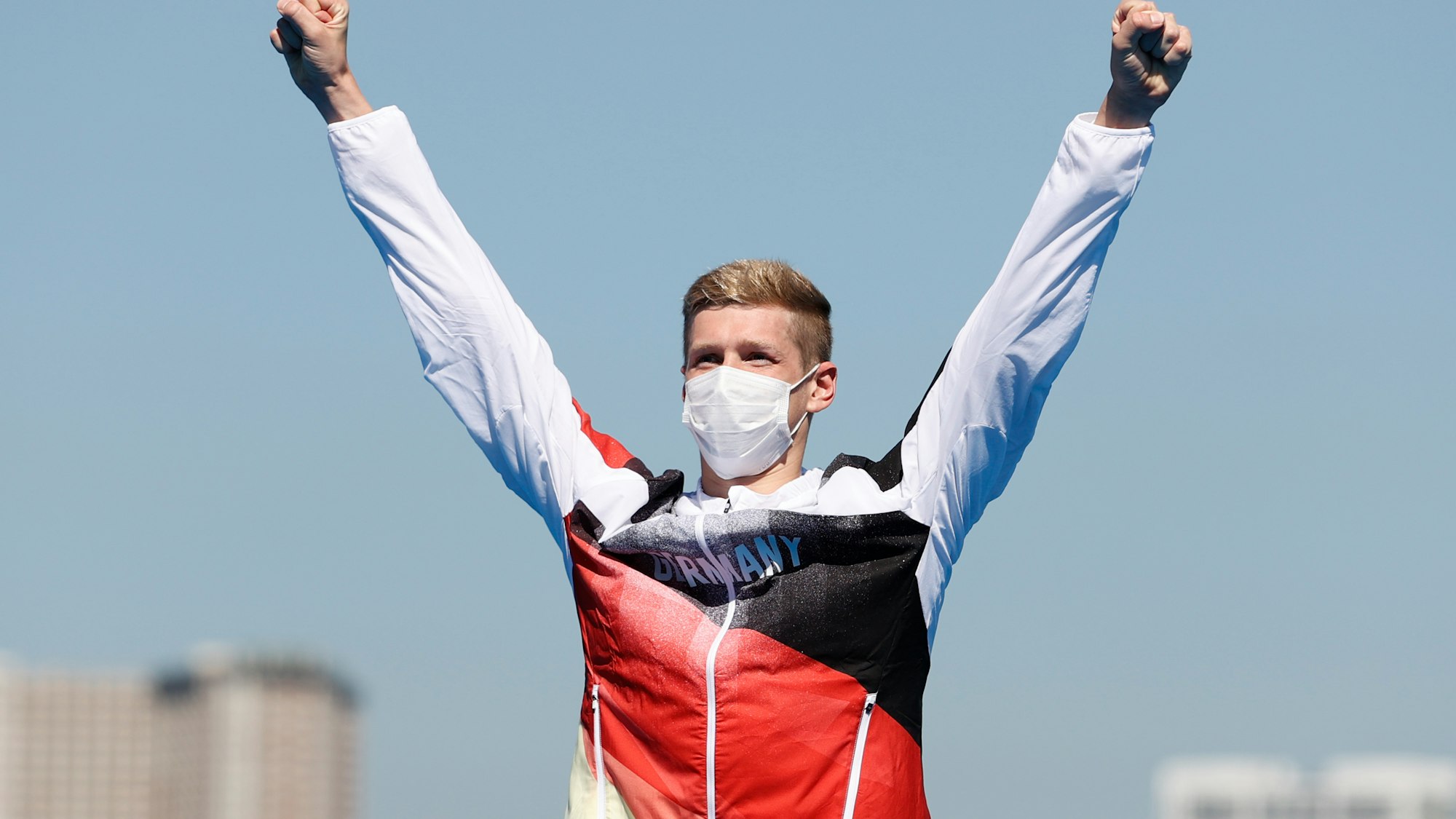 Tokio: Schwimmen: Olympia 2021, Freiwasser - Florian Wellbrock aus Deutschland mit Goldmedaille bei der Siegerehrung.