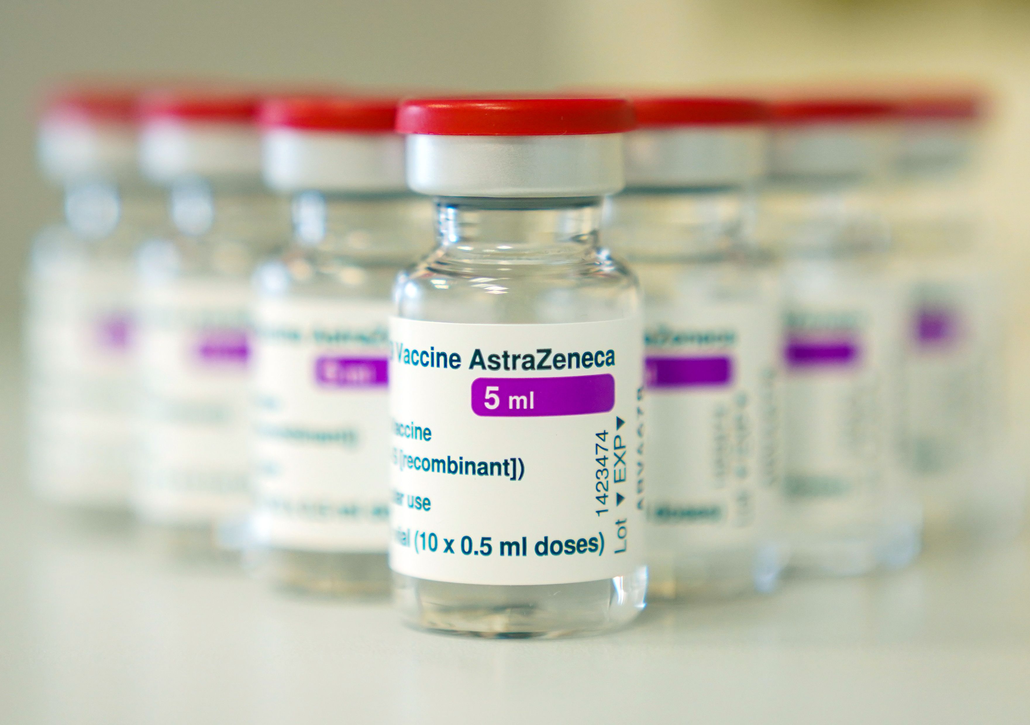 Auf einem Tisch in einer Hausarztpraxis stehen Ampullen mit dem Covid-19 Impfstoff des schwedisch-britischen Pharmakonzerns AstraZeneca.