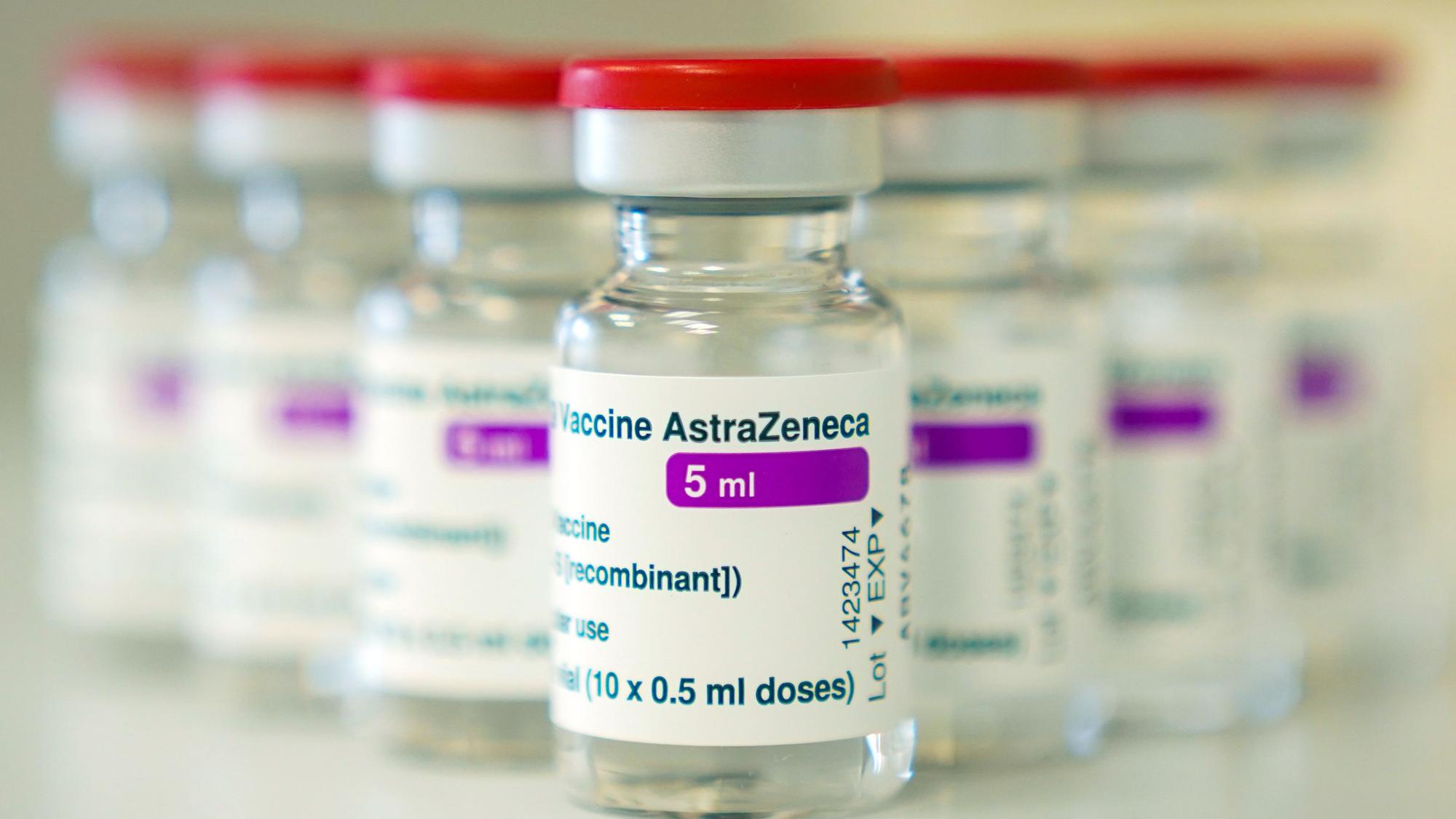 Auf einem Tisch in einer Hausarztpraxis stehen Ampullen mit dem Covid-19 Impfstoff des schwedisch-britischen Pharmakonzerns AstraZeneca.