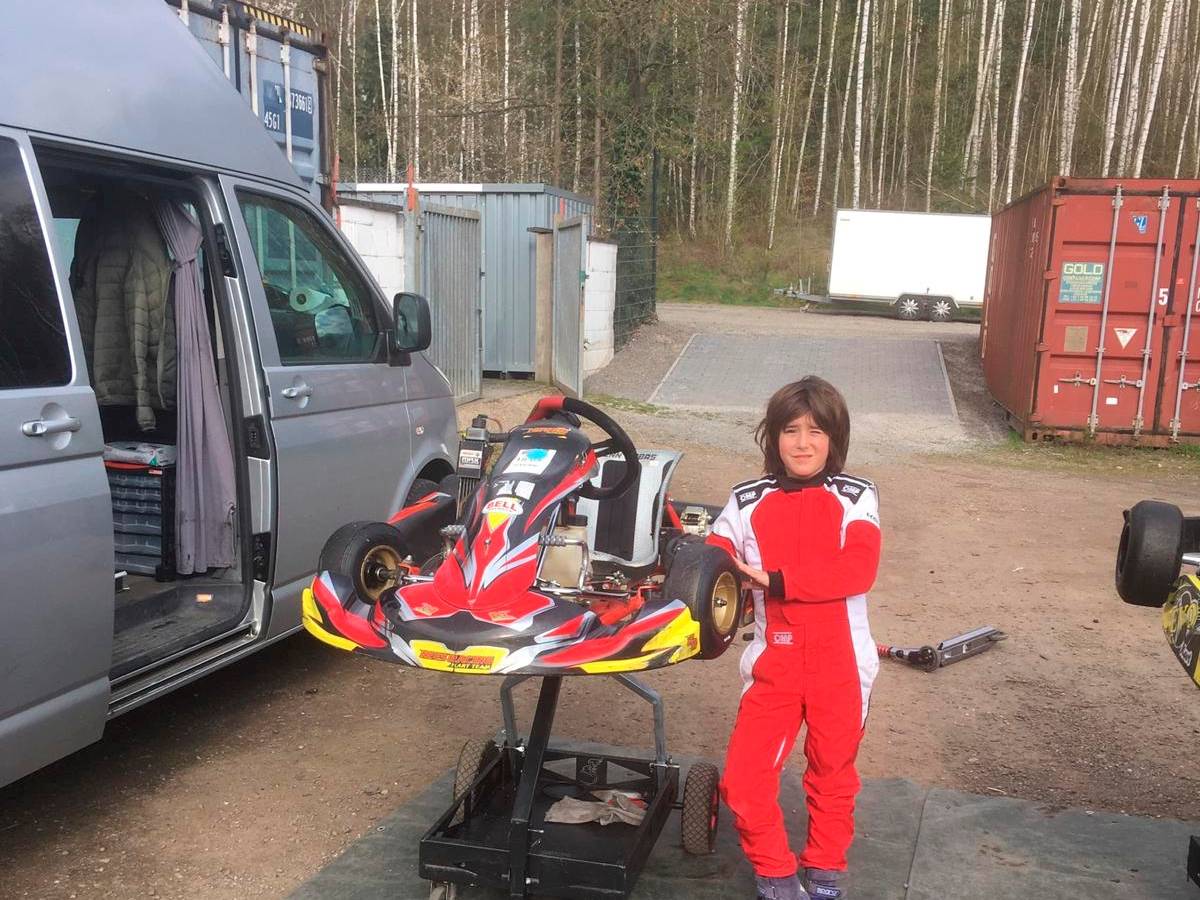 Rennfahrer-Talent Lenn mit seinem Kart