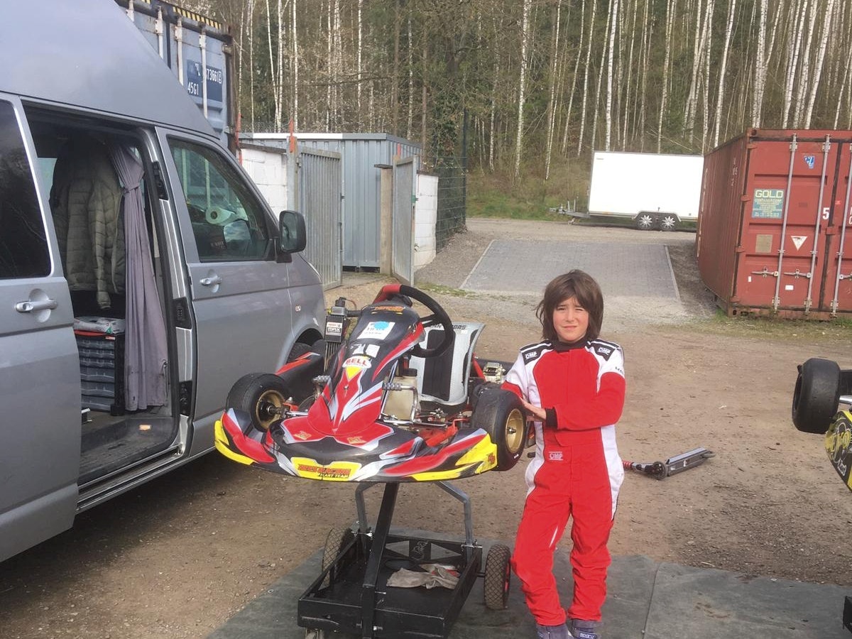 Rennfahrer-Talent Lenn mit seinem Kart
