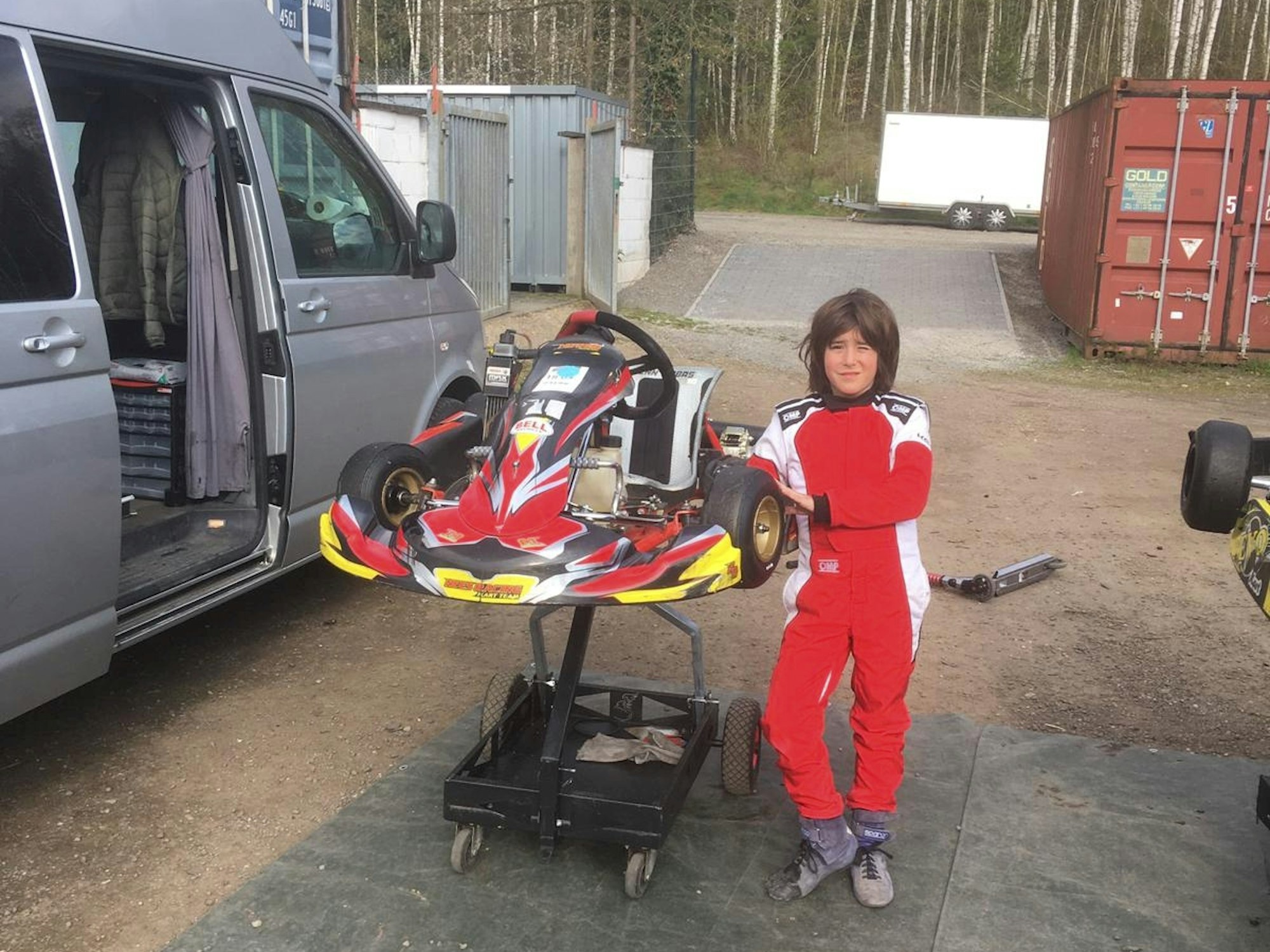 Rennfahrer-Talent Lenn mit seinem Kart