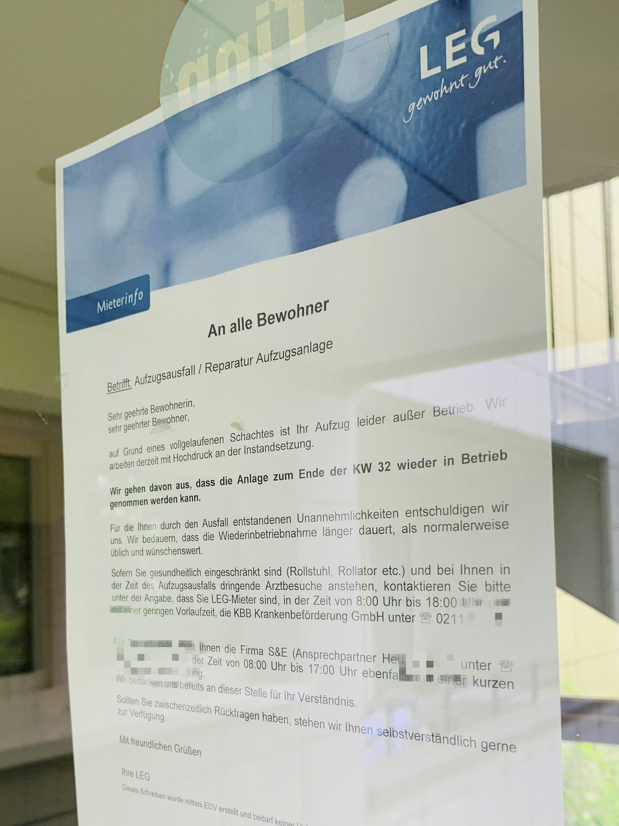 In dem Mehrfamilienhaus am Schumacherrng 31 in Köln-Bocklemünd ist der Aufzug seit dem 16, Juli defekt. Der Vermieter LEG informierte die Anwohner mit einem Aushang.