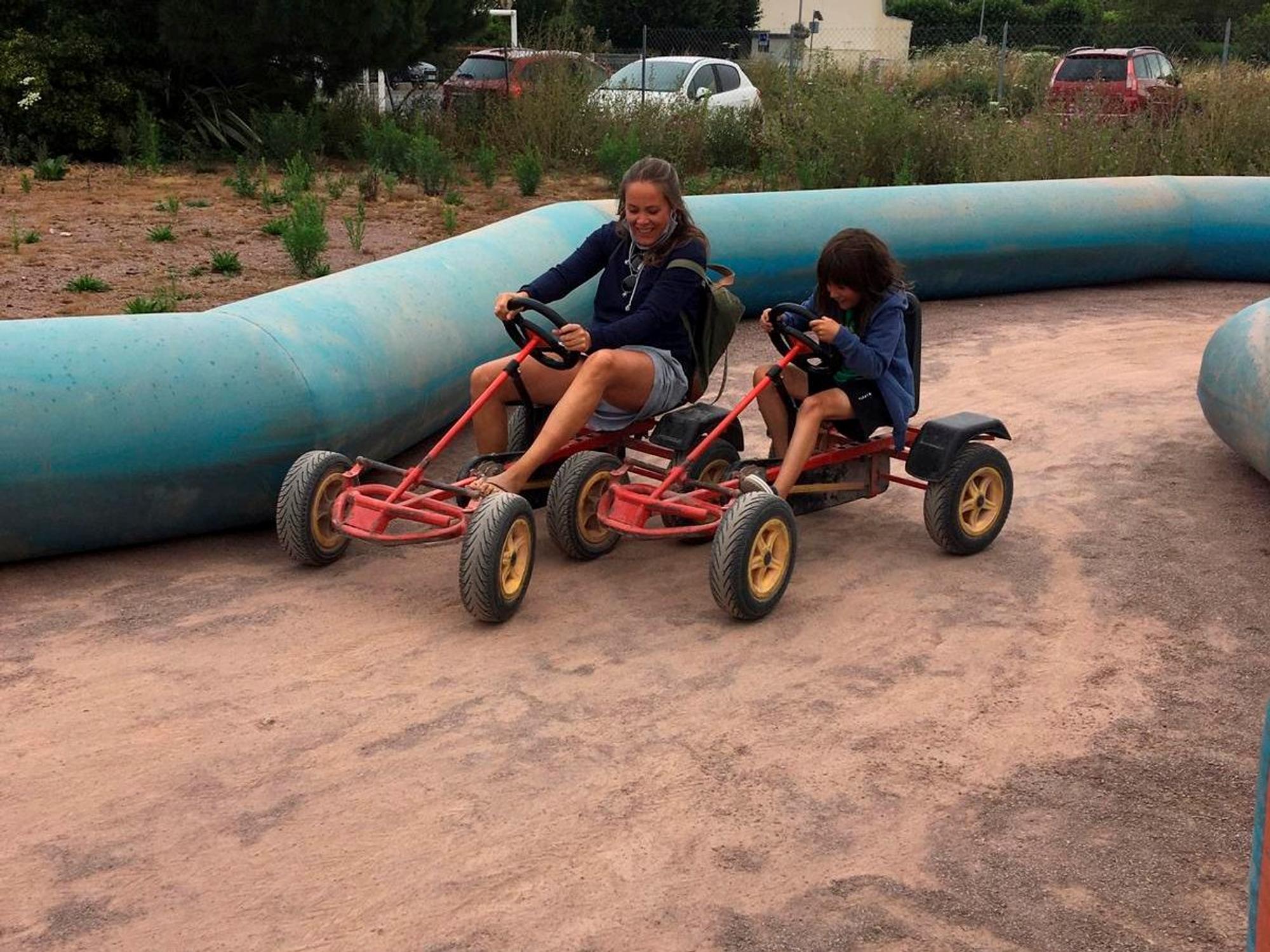 Kölner Sporttalent Lenn Abbas im Kart auf der Strecke.