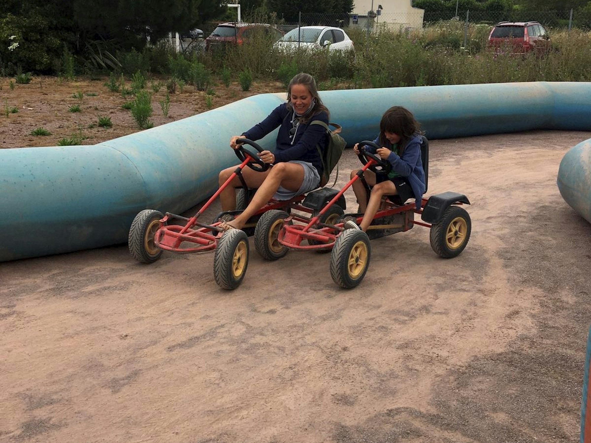 Kölner Sporttalent Lenn Abbas im Kart auf der Strecke.