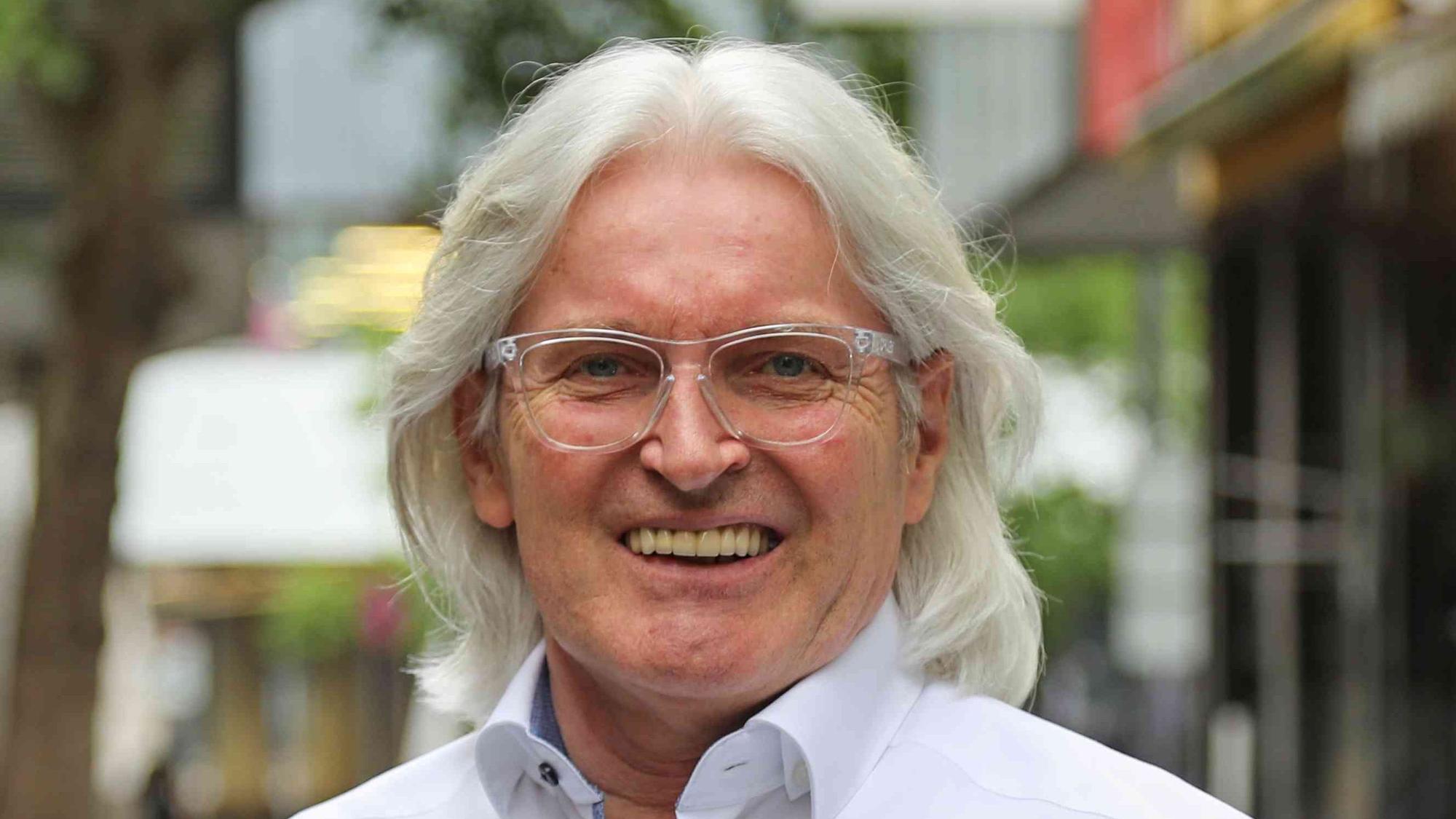 Label-Chef Jürgen Hoppe steht im Juli 2020 vor dem Brauhaus Sion in der Kölner Altstadt.