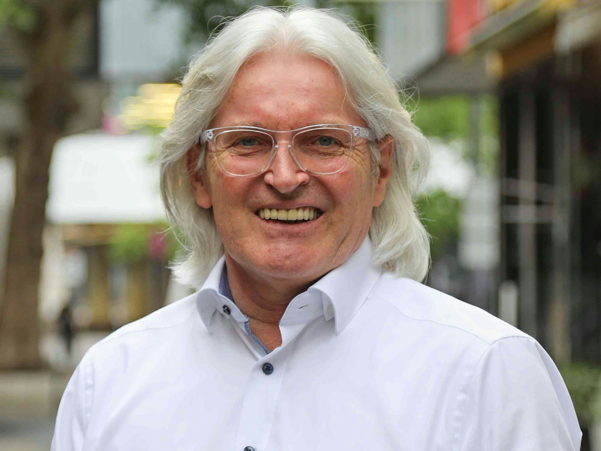 Label-Chef Jürgen Hoppe vor dem Brauhaus Sion in der Kölner Altstadt.