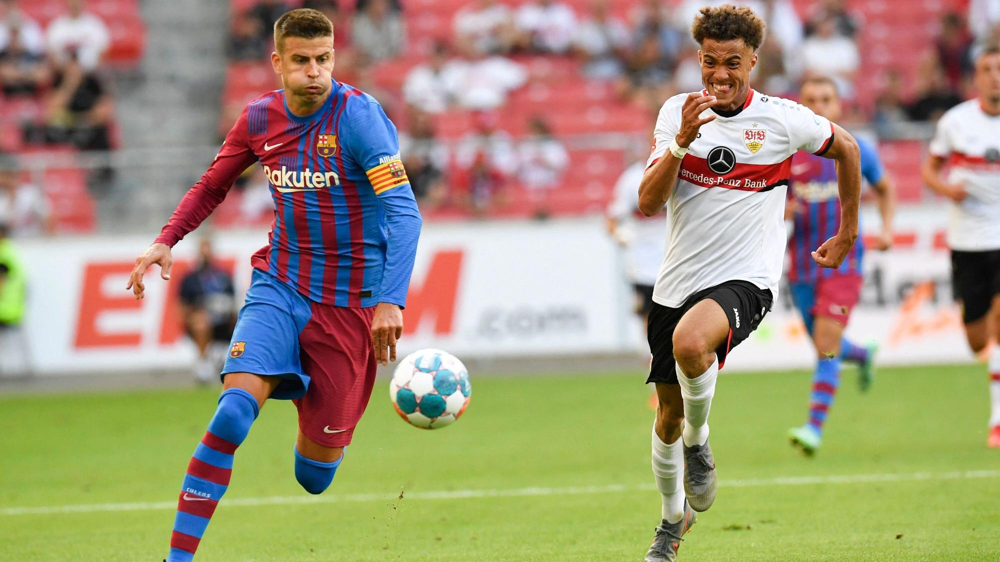 Manuel Polster (r.) am 31. Juli im Duell mit Gerard Piqué vom FC Barcelona.