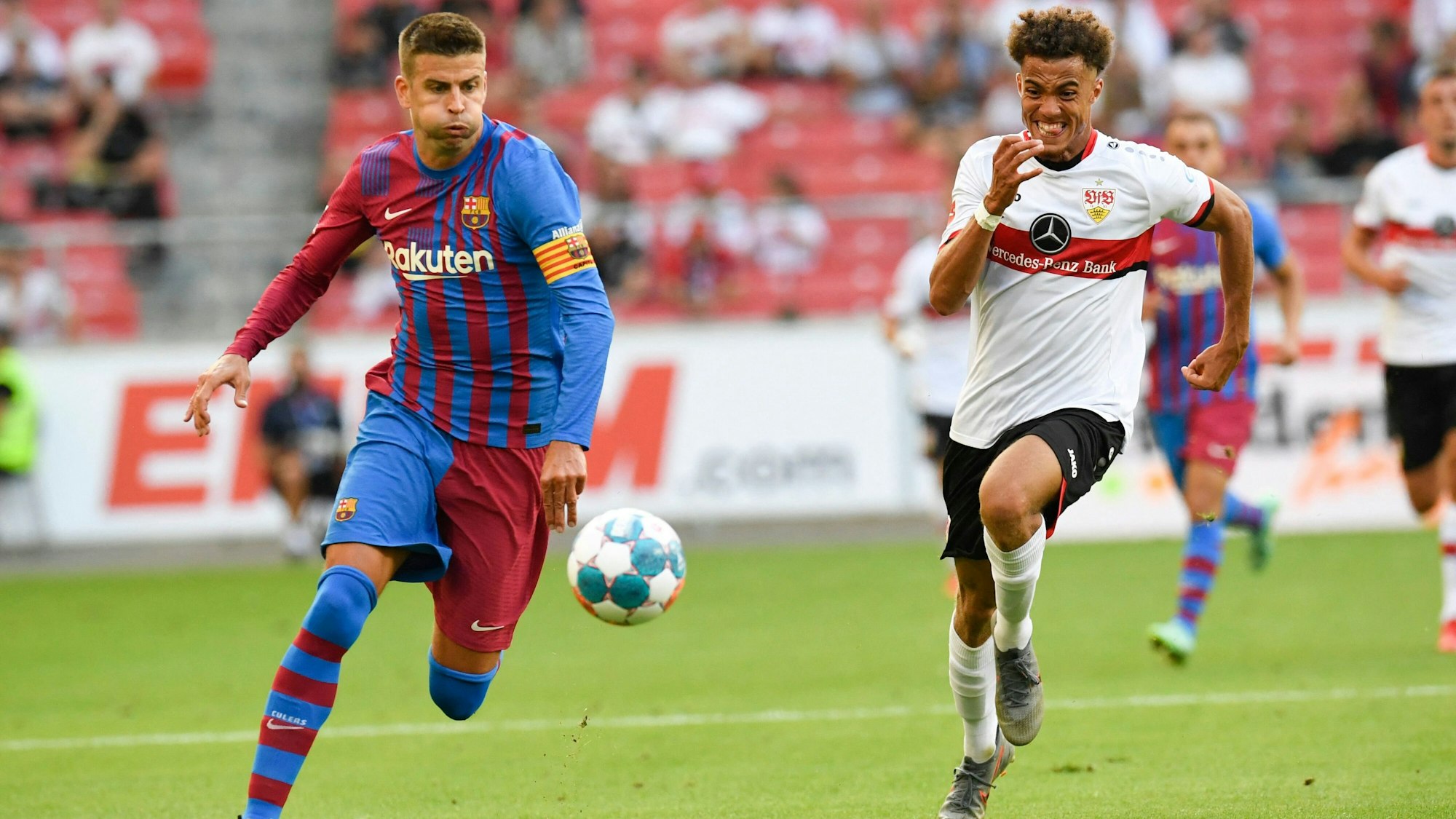 Manuel Polster (r.) am 31. Juli im Duell mit Gerard Piqué vom FC Barcelona.