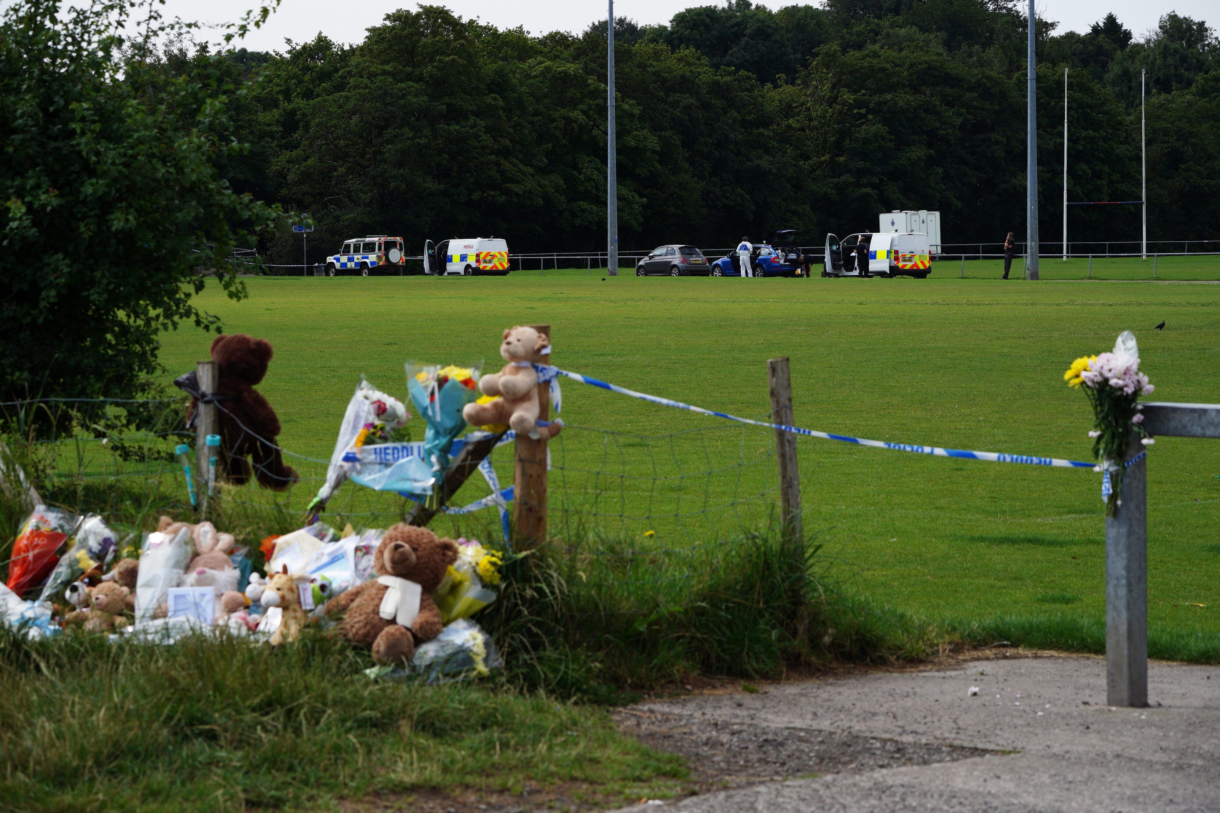 Menschen haben Kuscheltiere und Blumen für den toten Jungen abgelegt. Die Anteilnahme in Großbritannien ist groß.