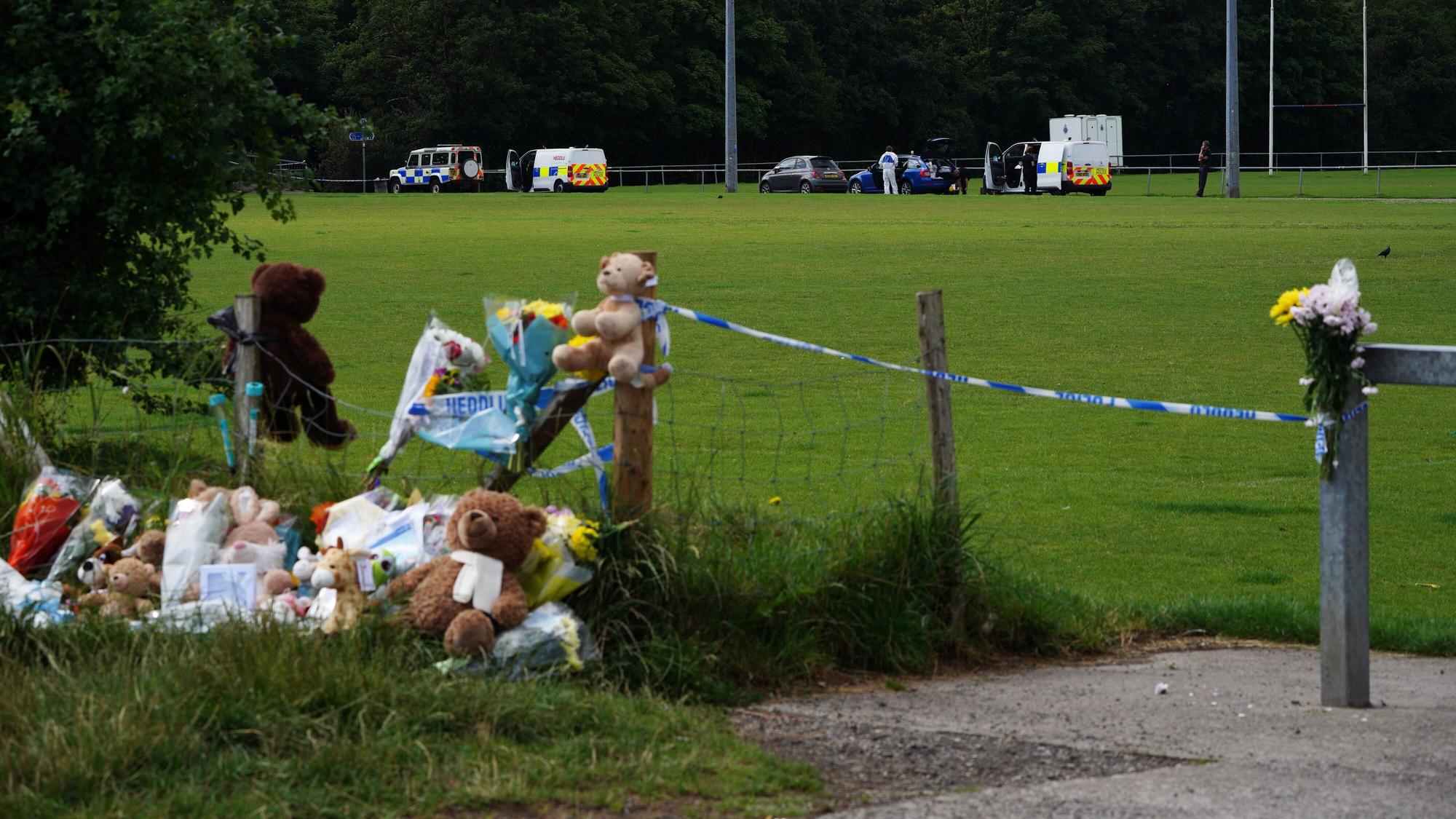 Menschen haben Kuscheltiere und Blumen für den toten Jungen abgelegt. Die Anteilnahme in Großbritannien ist groß.